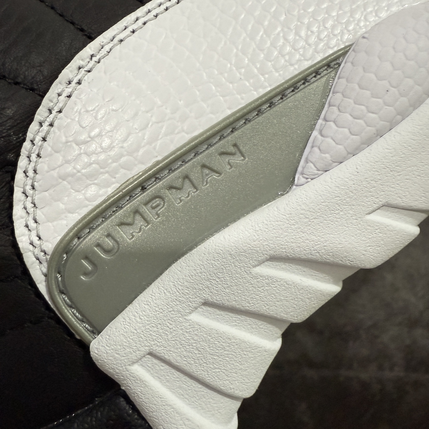 图片[4]-【TK至尊版】Air Jordan AJ12 Retro 潮流 中帮 复古篮球鞋 黑白季后赛CT8013-006 一比一原厂皮 最正确的版型 鞋盒 鞋盒标 芯片 更多12代的配色陆续出齐 真真的做到市场12代天花板 国外强烈推荐版本 外贸混卖专供品质 国内专业外贸AJ大厂出品 原厂楦头纸板 原厂皮料打造 原厂真碳板 内置气垫 尺码：40 40.5 41 42 42.5 43 44 44.5 45 46 47.5-选品中心