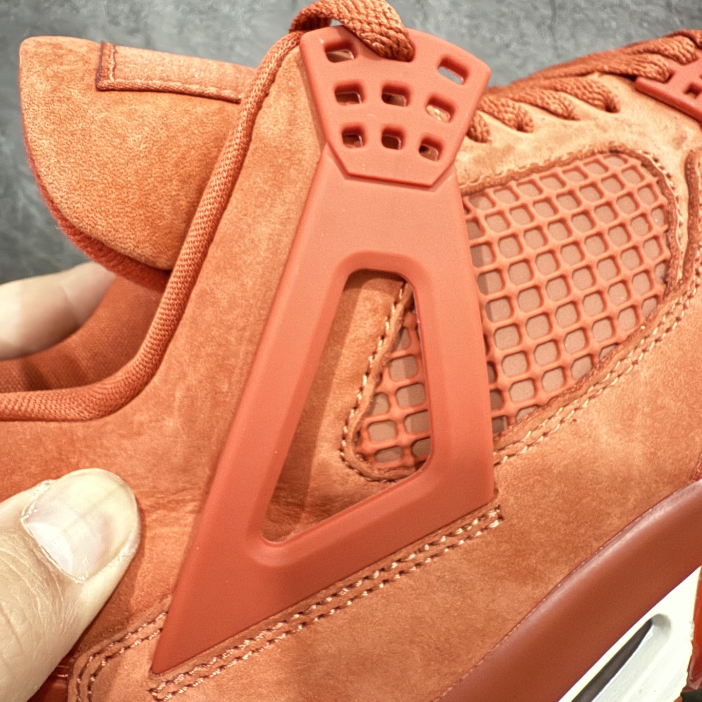图片[4]-【xp纯原】Nigel Sylvester x Jordan Air Jordan 4 OG \”Brick by Brick\”BIKE 红砖 橙棕 外贸大厂纯原生产线出品 最高工艺制作 原装原材料组装 #原厂楦、纸板开发 纯粹韵味四代版型 #原底真实气垫 回弹反馈充足 完美鞋楦打造 市面最高工艺 一切细节如图实拍 所见所得‼️ 尺码： 40 40.5 41 42 42.5 43 44 44.5 45 46 47.5 48.5 从纽约皇后区街头到全球街骑版图，Nigel Sylvester 用车轮写故事，用风格立态度。此次与 Jordan Brand 的再度联名，以“Brick by Brick”为灵感，将坚持与积淀凝结进每一寸鞋面。 深红砖色包裹整双鞋身，象征城市坚硬的边角与不屈精神；精致翻毛皮材质搭配醒目的白色 Nike Air 后跟标志，复古气息与现代感交融；前掌微型 Swoosh 点睛细节，传达骑行与街头文化的融合信仰。 不是为跑而生，是为突破而来。 Brick by Brick——每一块砖，都是前行的力量。-选品中心