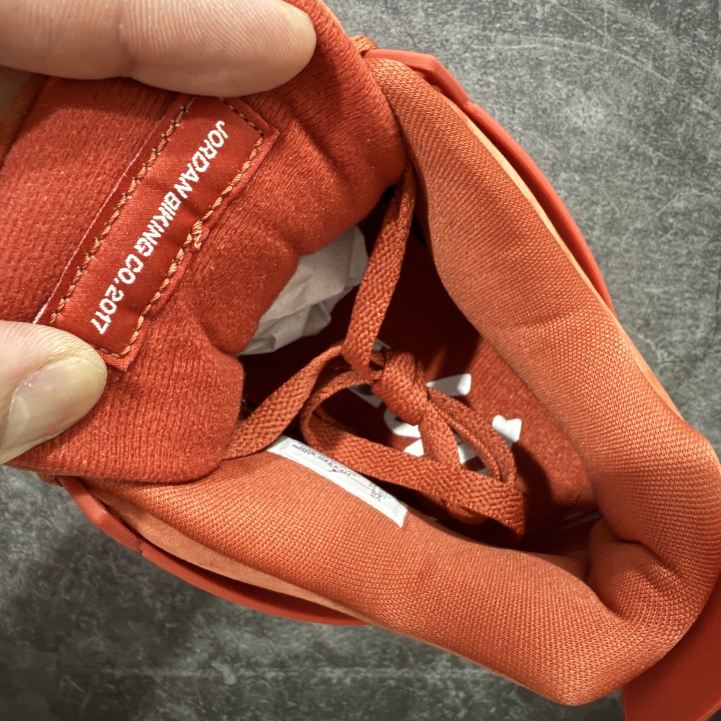 图片[8]-【xp纯原】Nigel Sylvester x Jordan Air Jordan 4 OG \”Brick by Brick\”BIKE 红砖 橙棕 外贸大厂纯原生产线出品 最高工艺制作 原装原材料组装 #原厂楦、纸板开发 纯粹韵味四代版型 #原底真实气垫 回弹反馈充足 完美鞋楦打造 市面最高工艺 一切细节如图实拍 所见所得‼️ 尺码： 40 40.5 41 42 42.5 43 44 44.5 45 46 47.5 48.5 从纽约皇后区街头到全球街骑版图，Nigel Sylvester 用车轮写故事，用风格立态度。此次与 Jordan Brand 的再度联名，以“Brick by Brick”为灵感，将坚持与积淀凝结进每一寸鞋面。 深红砖色包裹整双鞋身，象征城市坚硬的边角与不屈精神；精致翻毛皮材质搭配醒目的白色 Nike Air 后跟标志，复古气息与现代感交融；前掌微型 Swoosh 点睛细节，传达骑行与街头文化的融合信仰。 不是为跑而生，是为突破而来。 Brick by Brick——每一块砖，都是前行的力量。-选品中心