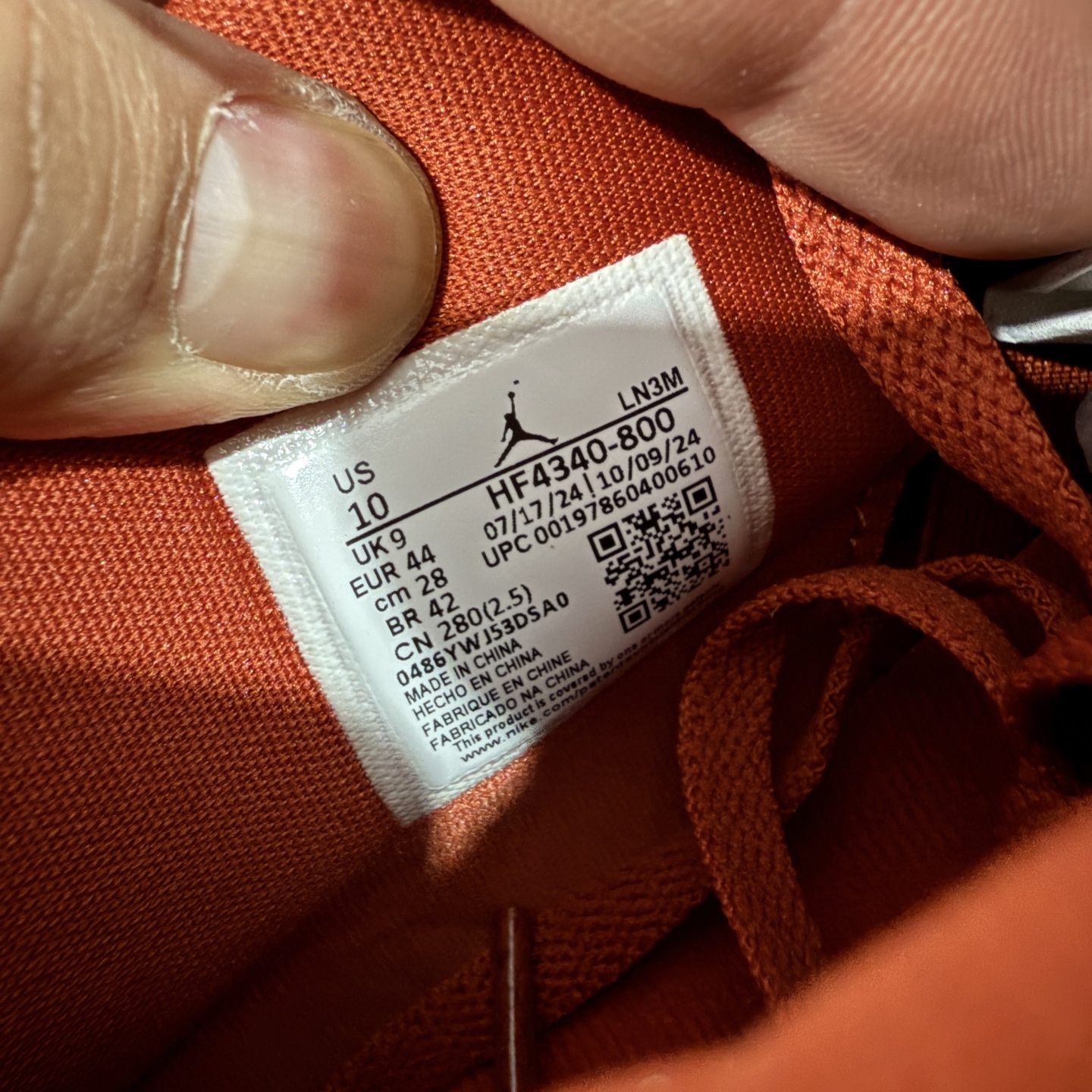 图片[9]-【xp纯原】Nigel Sylvester x Jordan Air Jordan 4 OG \”Brick by Brick\”BIKE 红砖 橙棕 外贸大厂纯原生产线出品 最高工艺制作 原装原材料组装 #原厂楦、纸板开发 纯粹韵味四代版型 #原底真实气垫 回弹反馈充足 完美鞋楦打造 市面最高工艺 一切细节如图实拍 所见所得‼️ 尺码： 40 40.5 41 42 42.5 43 44 44.5 45 46 47.5 48.5 从纽约皇后区街头到全球街骑版图，Nigel Sylvester 用车轮写故事，用风格立态度。此次与 Jordan Brand 的再度联名，以“Brick by Brick”为灵感，将坚持与积淀凝结进每一寸鞋面。 深红砖色包裹整双鞋身，象征城市坚硬的边角与不屈精神；精致翻毛皮材质搭配醒目的白色 Nike Air 后跟标志，复古气息与现代感交融；前掌微型 Swoosh 点睛细节，传达骑行与街头文化的融合信仰。 不是为跑而生，是为突破而来。 Brick by Brick——每一块砖，都是前行的力量。-选品中心