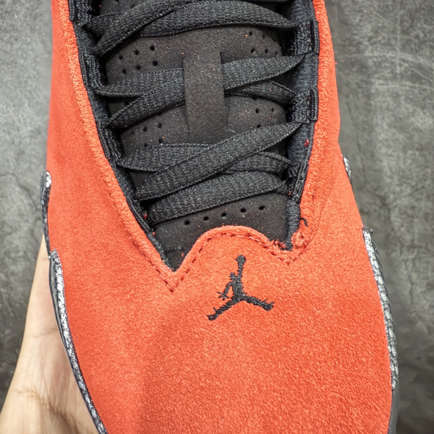 图片[6]-【xp纯原版】Air Jordan AJ14 新版法拉利 IF5015-600 外贸特供批次 原楦原档案数据开模打造 原厂中底拉帮钢印 原盒原配 以法拉利 550 Maranello 为设计灵感 类似跑车的全新流线鞋型 鞋头的麂皮与鞋身的荔枝皮相结合 最具代表性的黑红配色 中底内侧开创性的透气孔设计 看起来与跑车的进气口如出一辙 盾牌造型更能让人们直接想到法拉利的 Logo 尺码：40 40.5 41 42 42.5 43 44 44.5 45 46 47.5-选品中心