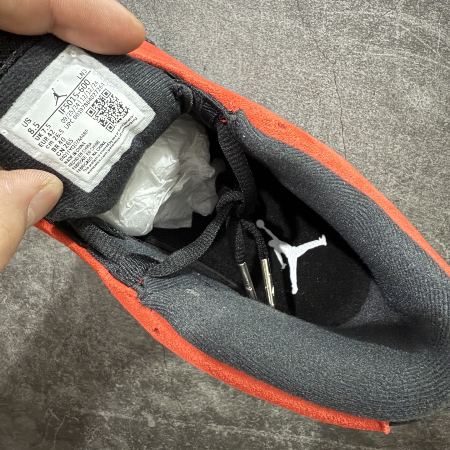 图片[8]-【xp纯原版】Air Jordan AJ14 新版法拉利 IF5015-600 外贸特供批次 原楦原档案数据开模打造 原厂中底拉帮钢印 原盒原配 以法拉利 550 Maranello 为设计灵感 类似跑车的全新流线鞋型 鞋头的麂皮与鞋身的荔枝皮相结合 最具代表性的黑红配色 中底内侧开创性的透气孔设计 看起来与跑车的进气口如出一辙 盾牌造型更能让人们直接想到法拉利的 Logo 尺码：40 40.5 41 42 42.5 43 44 44.5 45 46 47.5-选品中心