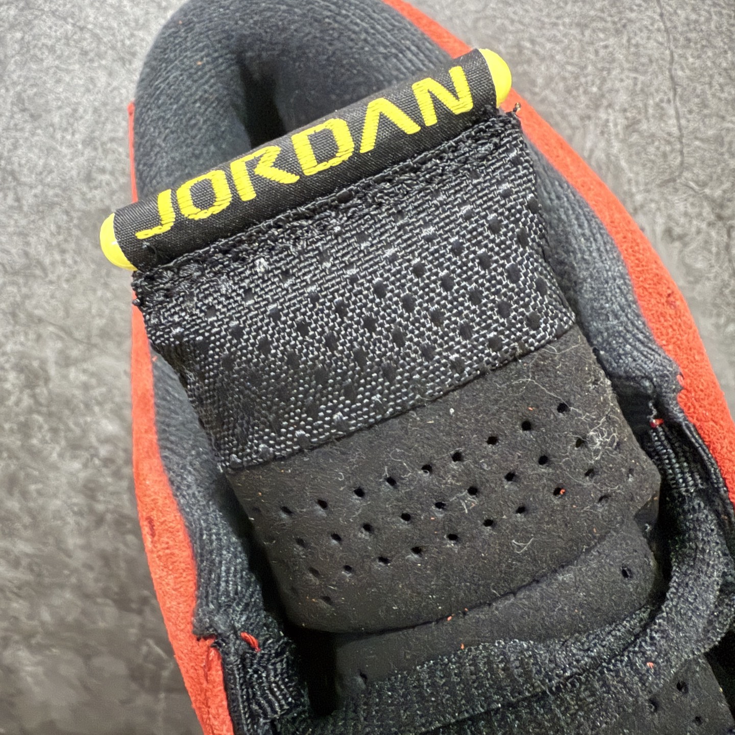 图片[7]-【xp纯原版】Air Jordan AJ14 新版法拉利 IF5015-600 外贸特供批次 原楦原档案数据开模打造 原厂中底拉帮钢印 原盒原配 以法拉利 550 Maranello 为设计灵感 类似跑车的全新流线鞋型 鞋头的麂皮与鞋身的荔枝皮相结合 最具代表性的黑红配色 中底内侧开创性的透气孔设计 看起来与跑车的进气口如出一辙 盾牌造型更能让人们直接想到法拉利的 Logo 尺码：40 40.5 41 42 42.5 43 44 44.5 45 46 47.5-选品中心