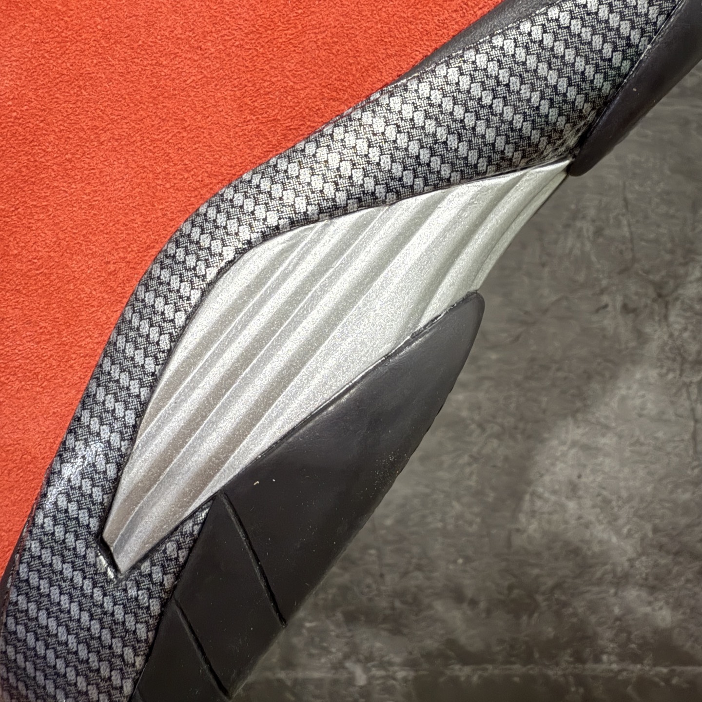 图片[4]-【xp纯原版】Air Jordan AJ14 新版法拉利 IF5015-600 外贸特供批次 原楦原档案数据开模打造 原厂中底拉帮钢印 原盒原配 以法拉利 550 Maranello 为设计灵感 类似跑车的全新流线鞋型 鞋头的麂皮与鞋身的荔枝皮相结合 最具代表性的黑红配色 中底内侧开创性的透气孔设计 看起来与跑车的进气口如出一辙 盾牌造型更能让人们直接想到法拉利的 Logo 尺码：40 40.5 41 42 42.5 43 44 44.5 45 46 47.5-选品中心