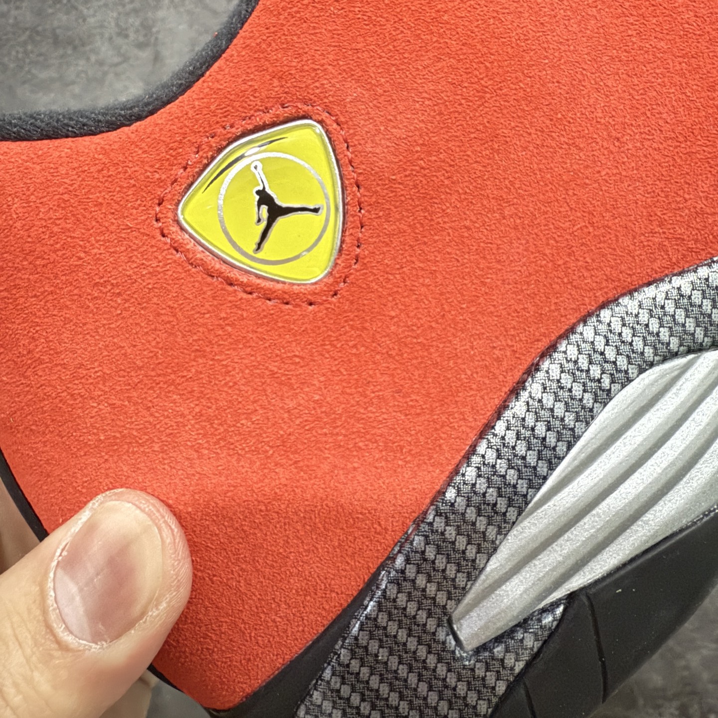 图片[3]-【xp纯原版】Air Jordan AJ14 新版法拉利 IF5015-600 外贸特供批次 原楦原档案数据开模打造 原厂中底拉帮钢印 原盒原配 以法拉利 550 Maranello 为设计灵感 类似跑车的全新流线鞋型 鞋头的麂皮与鞋身的荔枝皮相结合 最具代表性的黑红配色 中底内侧开创性的透气孔设计 看起来与跑车的进气口如出一辙 盾牌造型更能让人们直接想到法拉利的 Logo 尺码：40 40.5 41 42 42.5 43 44 44.5 45 46 47.5-选品中心