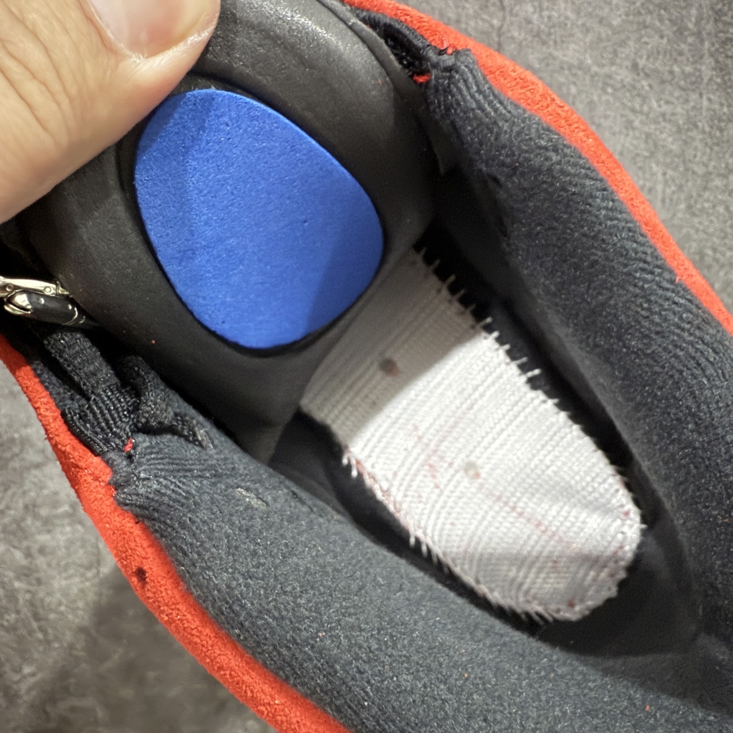 图片[9]-【xp纯原版】Air Jordan AJ14 新版法拉利 IF5015-600 外贸特供批次 原楦原档案数据开模打造 原厂中底拉帮钢印 原盒原配 以法拉利 550 Maranello 为设计灵感 类似跑车的全新流线鞋型 鞋头的麂皮与鞋身的荔枝皮相结合 最具代表性的黑红配色 中底内侧开创性的透气孔设计 看起来与跑车的进气口如出一辙 盾牌造型更能让人们直接想到法拉利的 Logo 尺码：40 40.5 41 42 42.5 43 44 44.5 45 46 47.5-选品中心