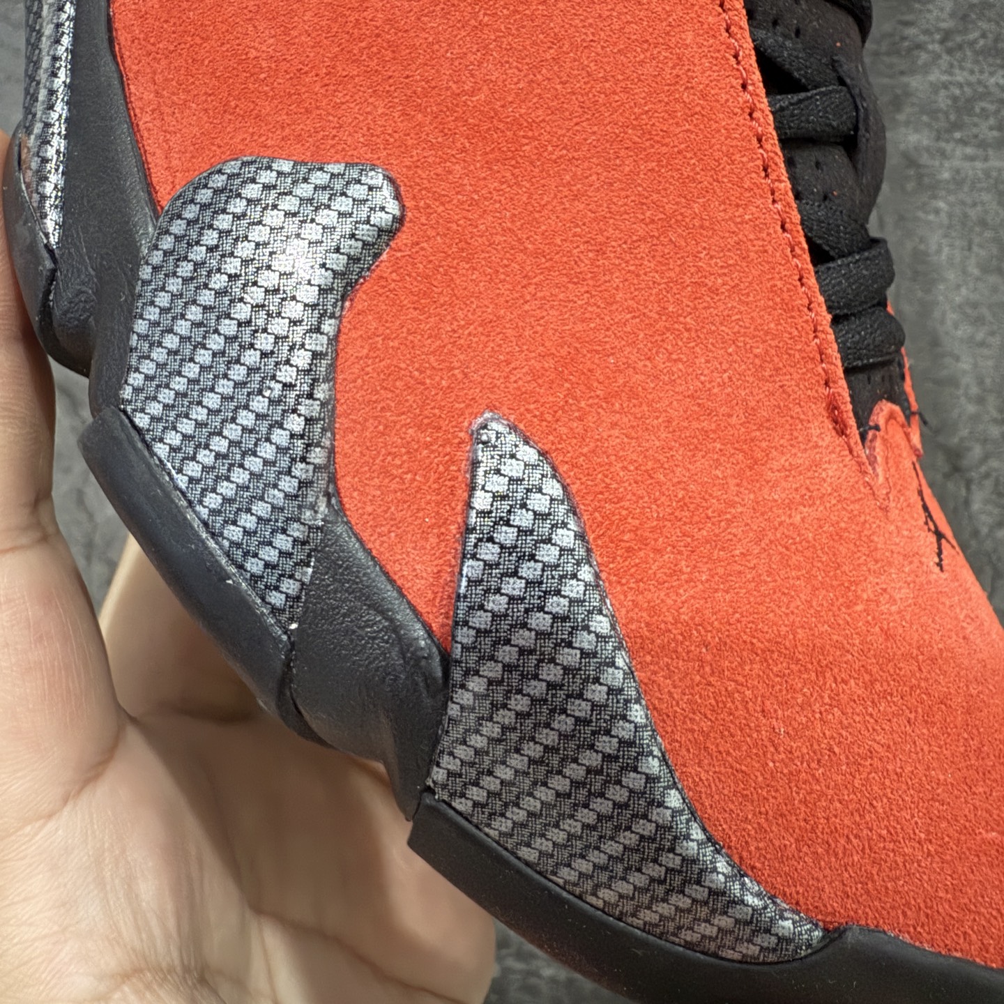 图片[5]-【xp纯原版】Air Jordan AJ14 新版法拉利 IF5015-600 外贸特供批次 原楦原档案数据开模打造 原厂中底拉帮钢印 原盒原配 以法拉利 550 Maranello 为设计灵感 类似跑车的全新流线鞋型 鞋头的麂皮与鞋身的荔枝皮相结合 最具代表性的黑红配色 中底内侧开创性的透气孔设计 看起来与跑车的进气口如出一辙 盾牌造型更能让人们直接想到法拉利的 Logo 尺码：40 40.5 41 42 42.5 43 44 44.5 45 46 47.5-选品中心