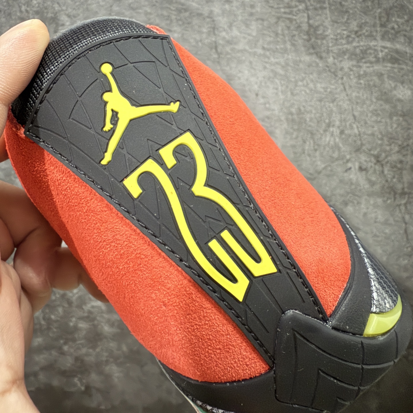 图片[2]-【xp纯原版】Air Jordan AJ14 新版法拉利 IF5015-600 外贸特供批次 原楦原档案数据开模打造 原厂中底拉帮钢印 原盒原配 以法拉利 550 Maranello 为设计灵感 类似跑车的全新流线鞋型 鞋头的麂皮与鞋身的荔枝皮相结合 最具代表性的黑红配色 中底内侧开创性的透气孔设计 看起来与跑车的进气口如出一辙 盾牌造型更能让人们直接想到法拉利的 Logo 尺码：40 40.5 41 42 42.5 43 44 44.5 45 46 47.5-选品中心