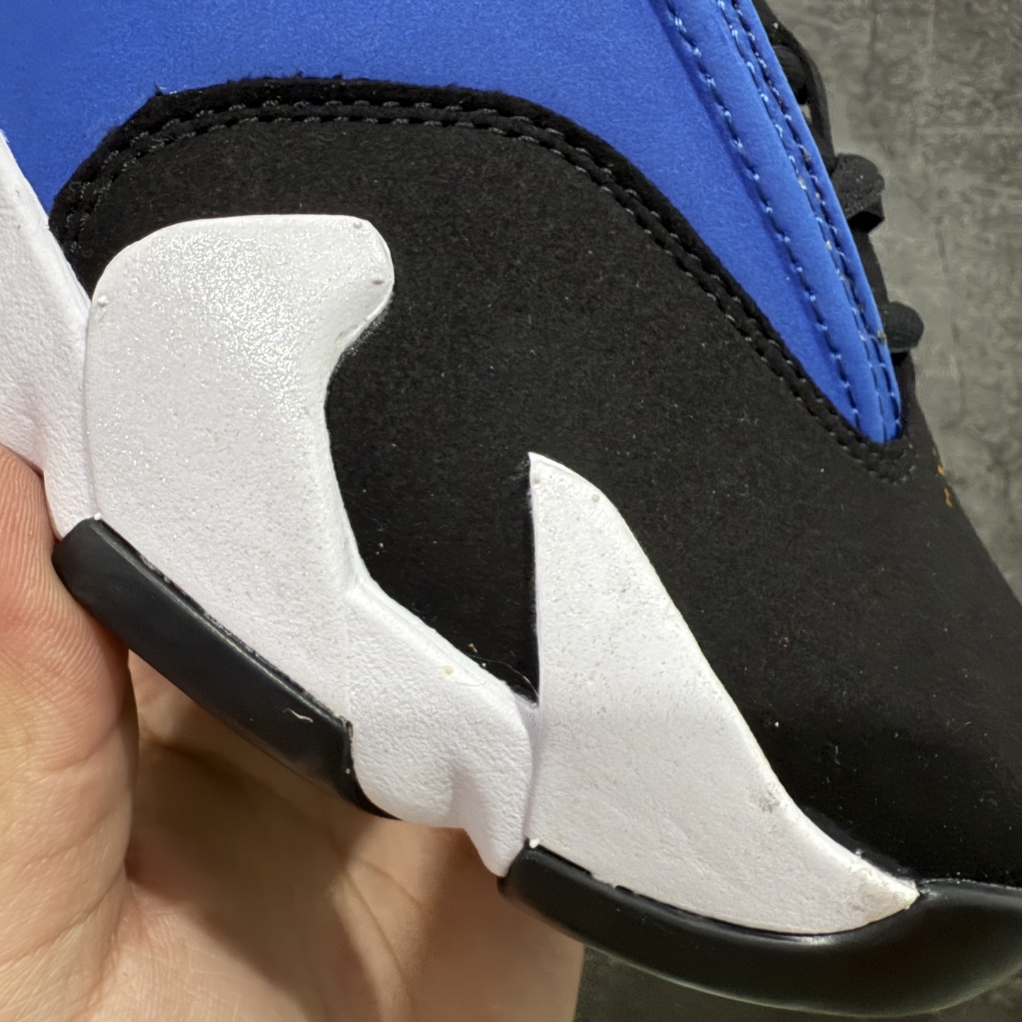 图片[4]-【xp纯原版】Air Jordan AJ14 新版兰尼 487471-407 外贸特供批次 原楦原档案数据开模打造 原厂中底拉帮钢印 原盒原配 以法拉利 550 Maranello 为设计灵感 类似跑车的全新流线鞋型 鞋头的麂皮与鞋身的荔枝皮相结合 最具代表性的黑红配色 中底内侧开创性的透气孔设计 看起来与跑车的进气口如出一辙 盾牌造型更能让人们直接想到法拉利的 Logo 尺码：40 40.5 41 42 42.5 43 44 44.5 45 46 47.5-选品中心