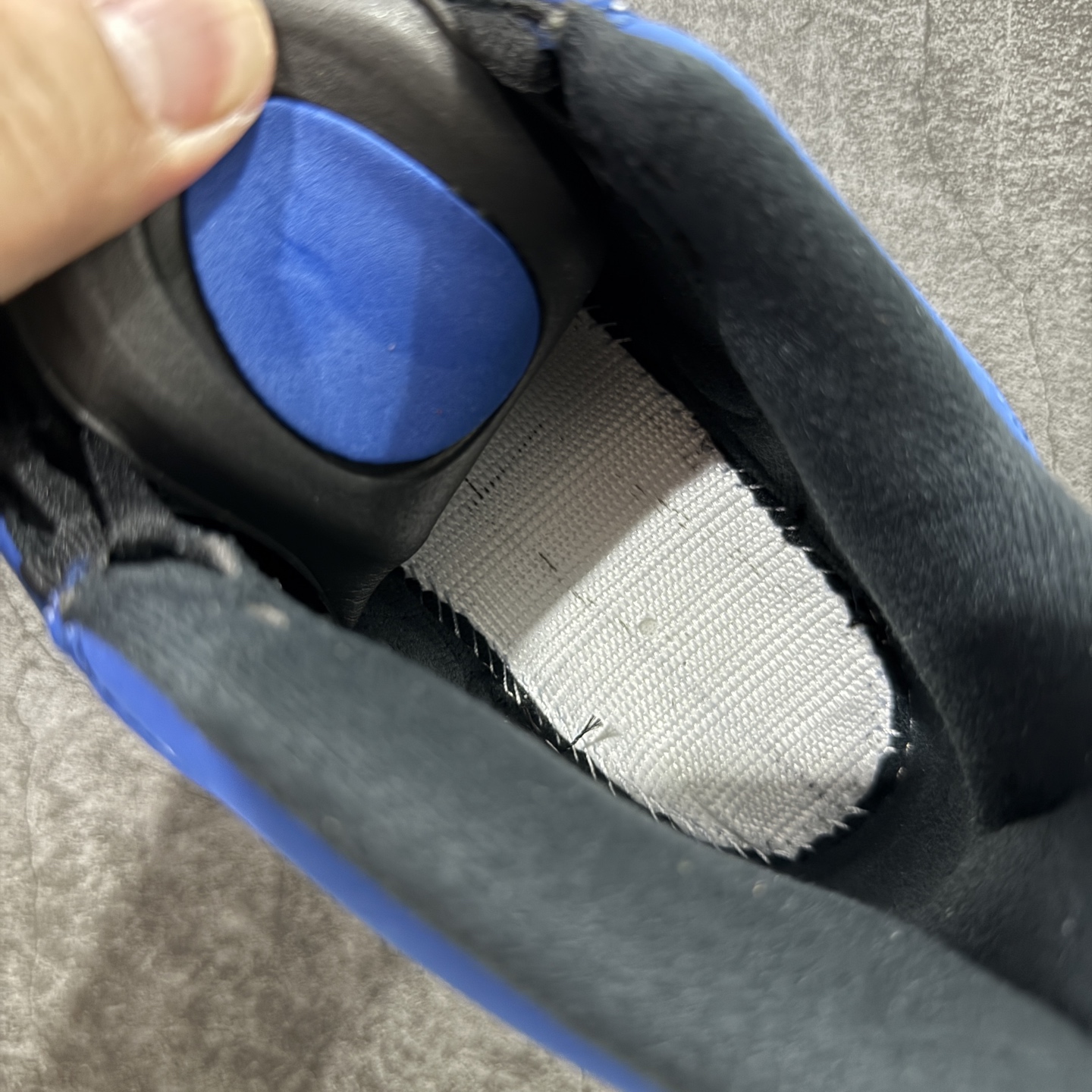 图片[8]-【xp纯原版】Air Jordan AJ14 新版兰尼 487471-407 外贸特供批次 原楦原档案数据开模打造 原厂中底拉帮钢印 原盒原配 以法拉利 550 Maranello 为设计灵感 类似跑车的全新流线鞋型 鞋头的麂皮与鞋身的荔枝皮相结合 最具代表性的黑红配色 中底内侧开创性的透气孔设计 看起来与跑车的进气口如出一辙 盾牌造型更能让人们直接想到法拉利的 Logo 尺码：40 40.5 41 42 42.5 43 44 44.5 45 46 47.5-选品中心