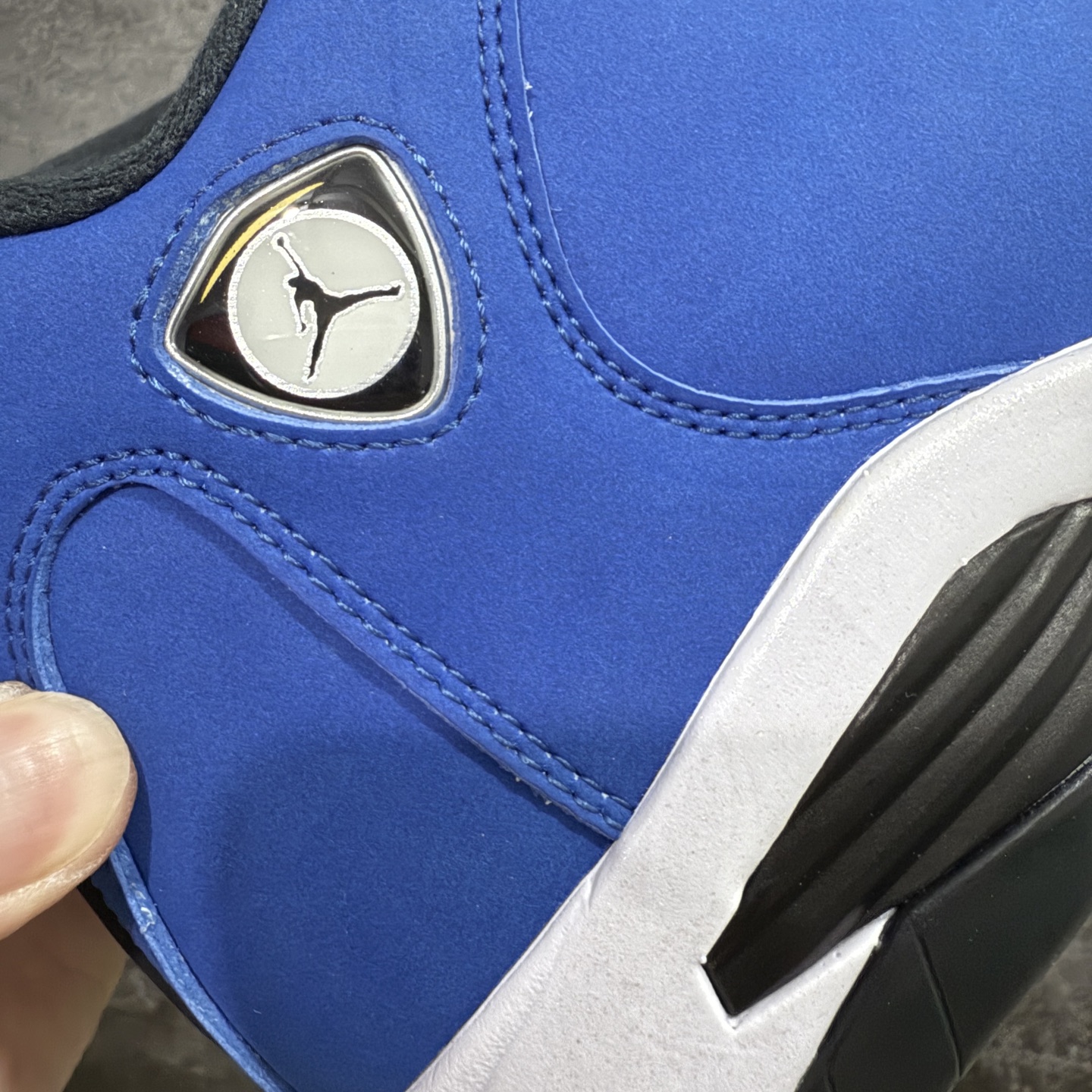 图片[3]-【xp纯原版】Air Jordan AJ14 新版兰尼 487471-407 外贸特供批次 原楦原档案数据开模打造 原厂中底拉帮钢印 原盒原配 以法拉利 550 Maranello 为设计灵感 类似跑车的全新流线鞋型 鞋头的麂皮与鞋身的荔枝皮相结合 最具代表性的黑红配色 中底内侧开创性的透气孔设计 看起来与跑车的进气口如出一辙 盾牌造型更能让人们直接想到法拉利的 Logo 尺码：40 40.5 41 42 42.5 43 44 44.5 45 46 47.5-选品中心