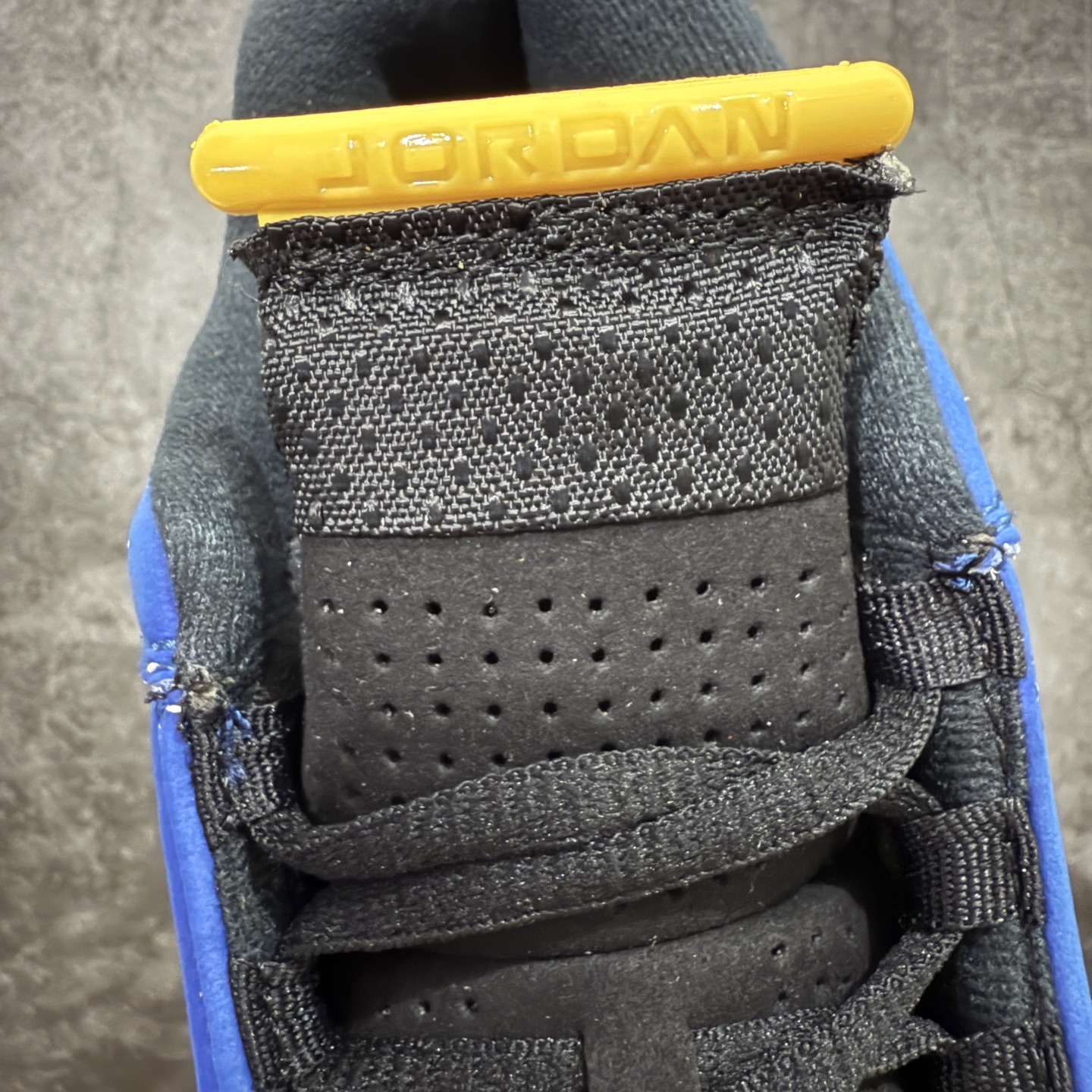 图片[6]-【xp纯原版】Air Jordan AJ14 新版兰尼 487471-407 外贸特供批次 原楦原档案数据开模打造 原厂中底拉帮钢印 原盒原配 以法拉利 550 Maranello 为设计灵感 类似跑车的全新流线鞋型 鞋头的麂皮与鞋身的荔枝皮相结合 最具代表性的黑红配色 中底内侧开创性的透气孔设计 看起来与跑车的进气口如出一辙 盾牌造型更能让人们直接想到法拉利的 Logo 尺码：40 40.5 41 42 42.5 43 44 44.5 45 46 47.5-选品中心