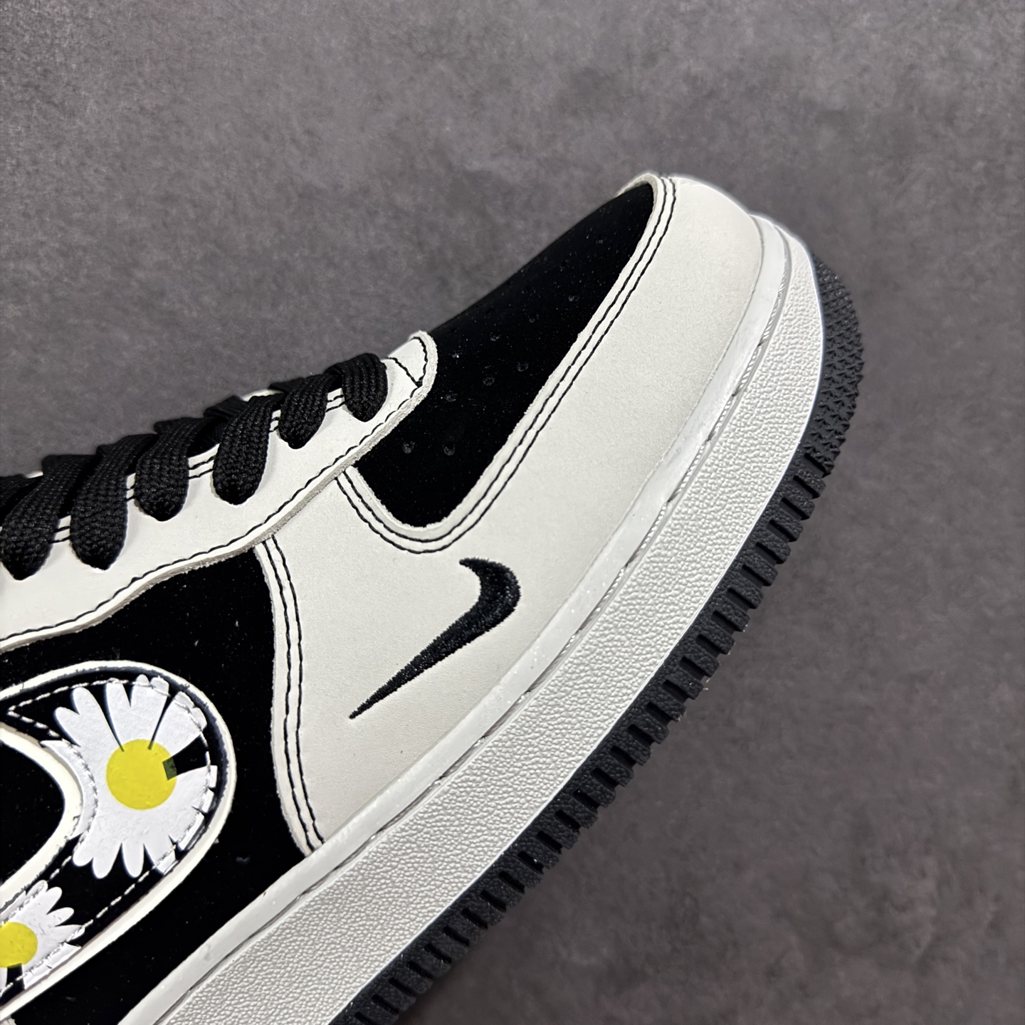 260 定制版海外限量发售！NIke Air Force 1 '07 Low “权志龙联名——菊花勾”空军一号 DF0188-055