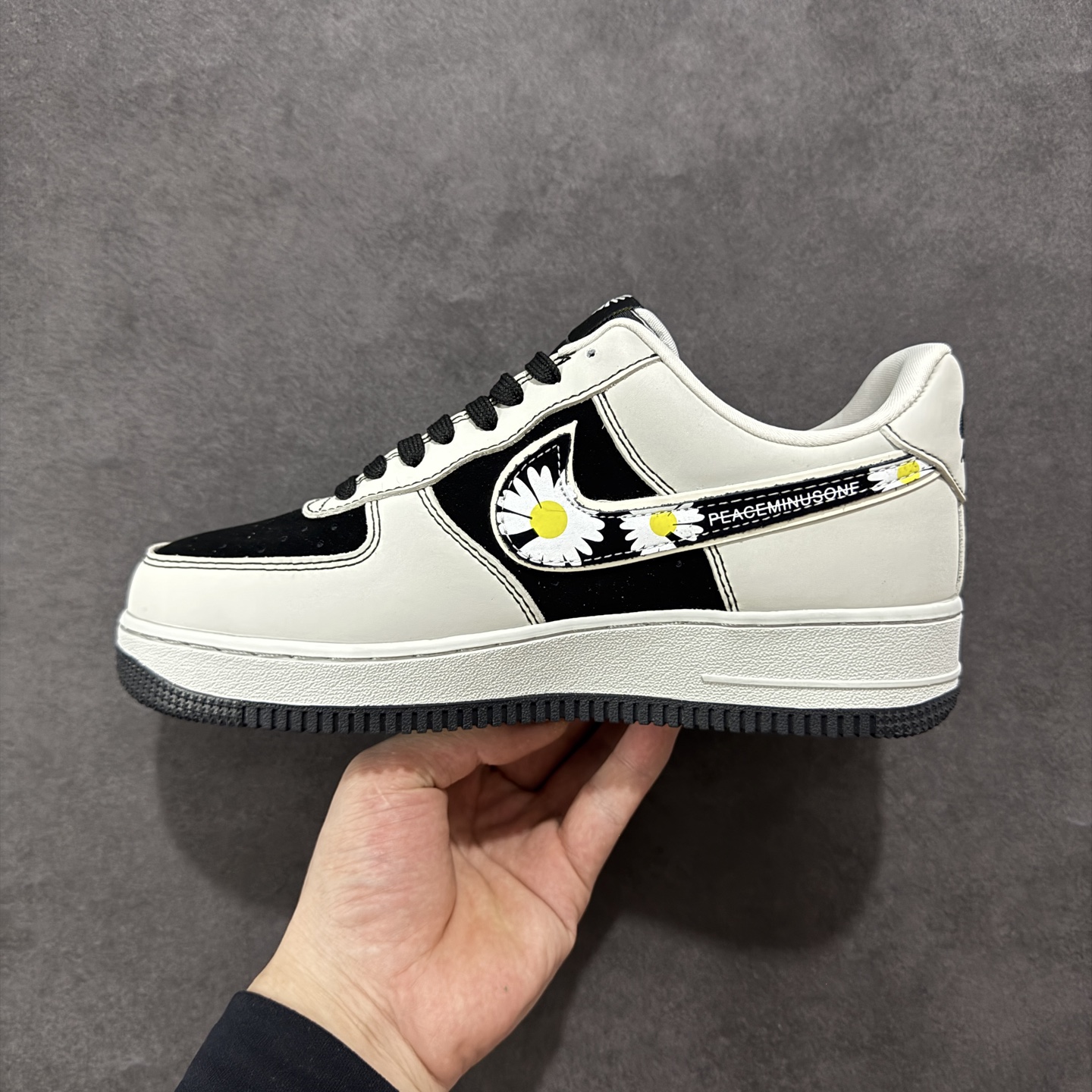 260 定制版海外限量发售！NIke Air Force 1 '07 Low “权志龙联名——菊花勾”空军一号 DF0188-055