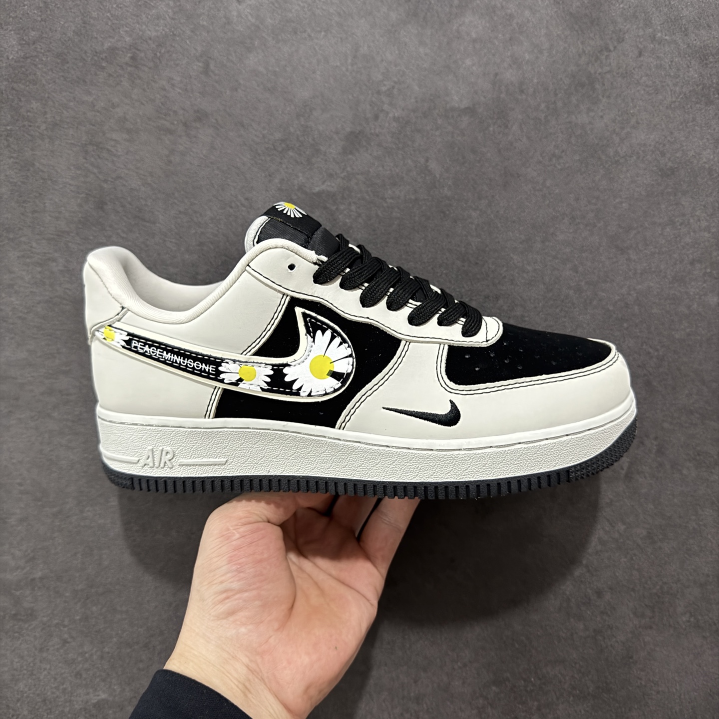 260 定制版海外限量发售！NIke Air Force 1 '07 Low “权志龙联名——菊花勾”空军一号 DF0188-055