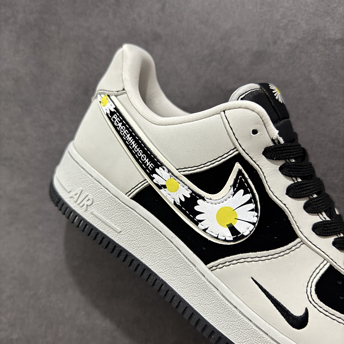260 定制版海外限量发售！NIke Air Force 1 '07 Low “权志龙联名——菊花勾”空军一号 DF0188-055