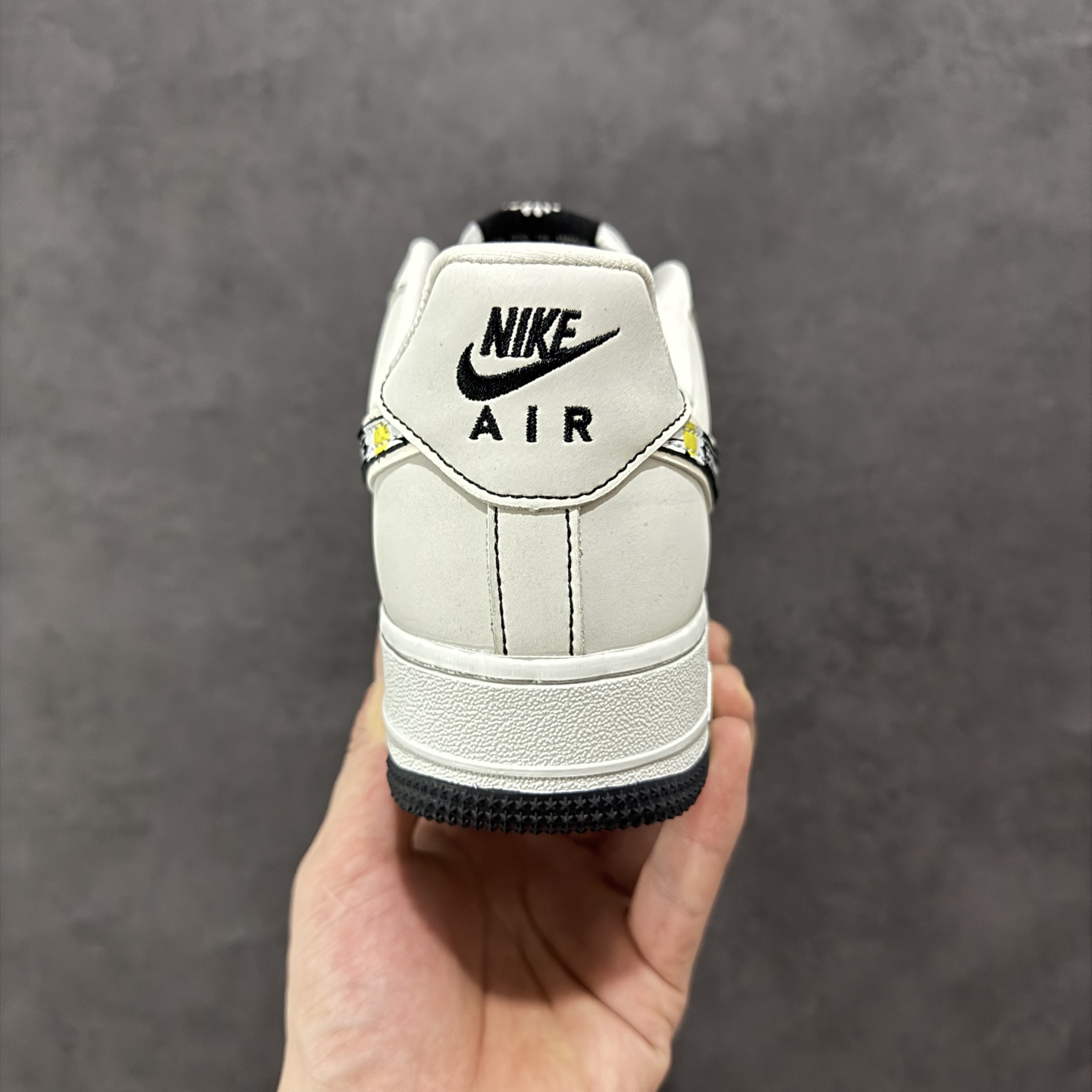 260 定制版海外限量发售！NIke Air Force 1 '07 Low “权志龙联名——菊花勾”空军一号 DF0188-055