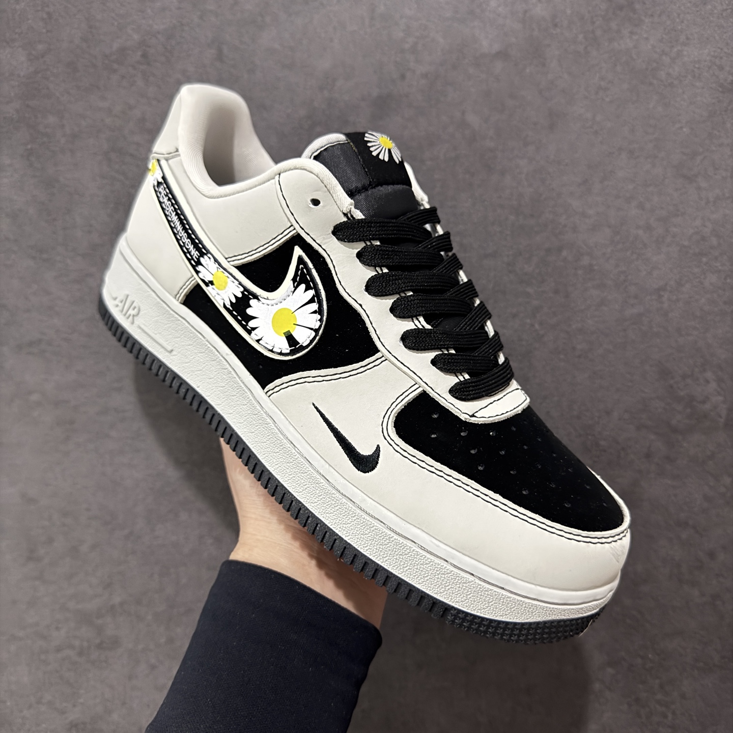 260 定制版海外限量发售！NIke Air Force 1 '07 Low “权志龙联名——菊花勾”空军一号 DF0188-055