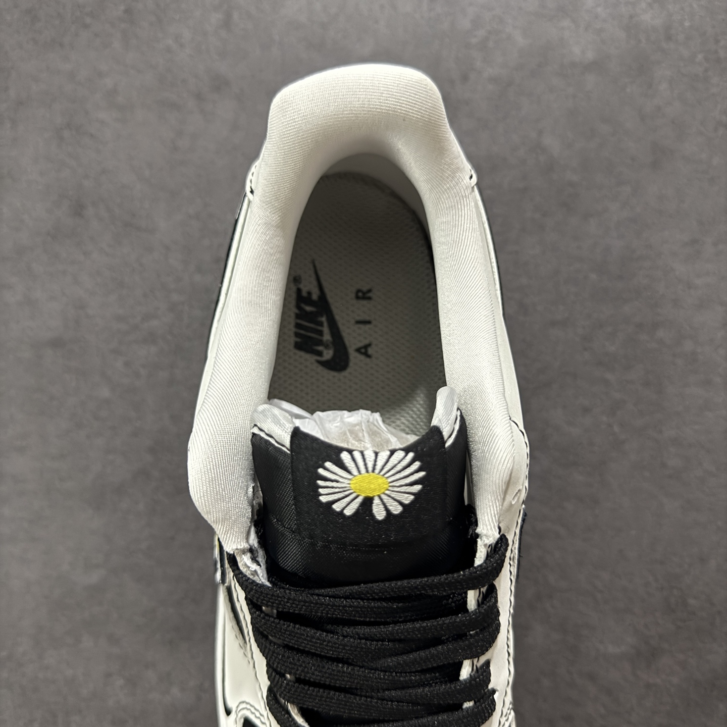 260 定制版海外限量发售！NIke Air Force 1 '07 Low “权志龙联名——菊花勾”空军一号 DF0188-055