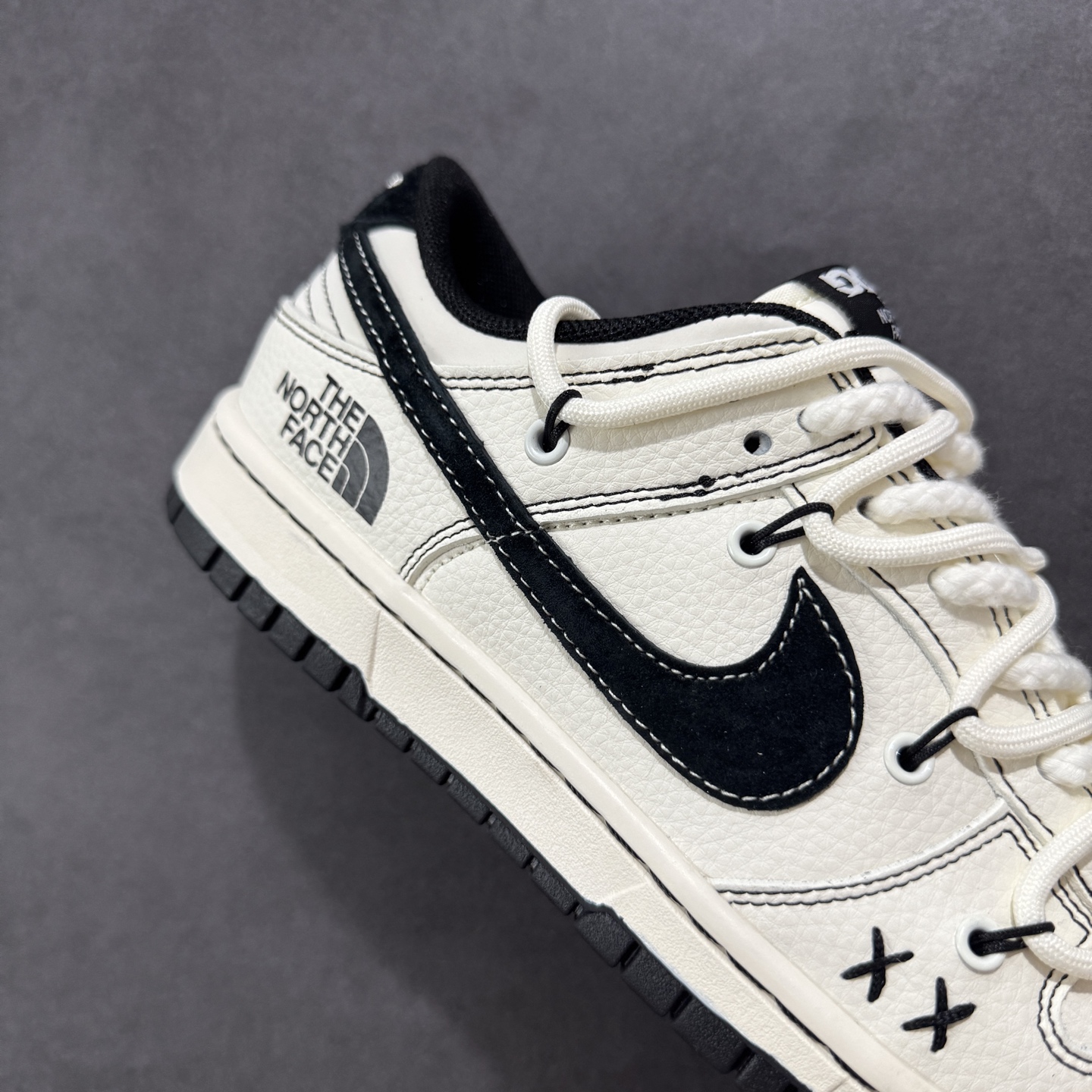 300 定制版Nike SB Dunk Low 北面系列 绑带米白黑勾 周年高端定制 低帮休闲板鞋 YX5066-286