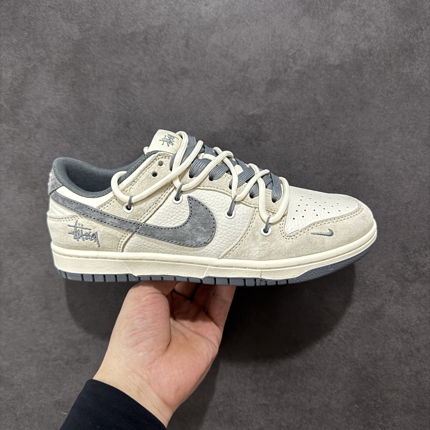 300 定制版Nike SB Dunk Low 斯图西系列 绑带猪八灰勾 周年高端定制 低帮休闲板鞋 DM6868-093