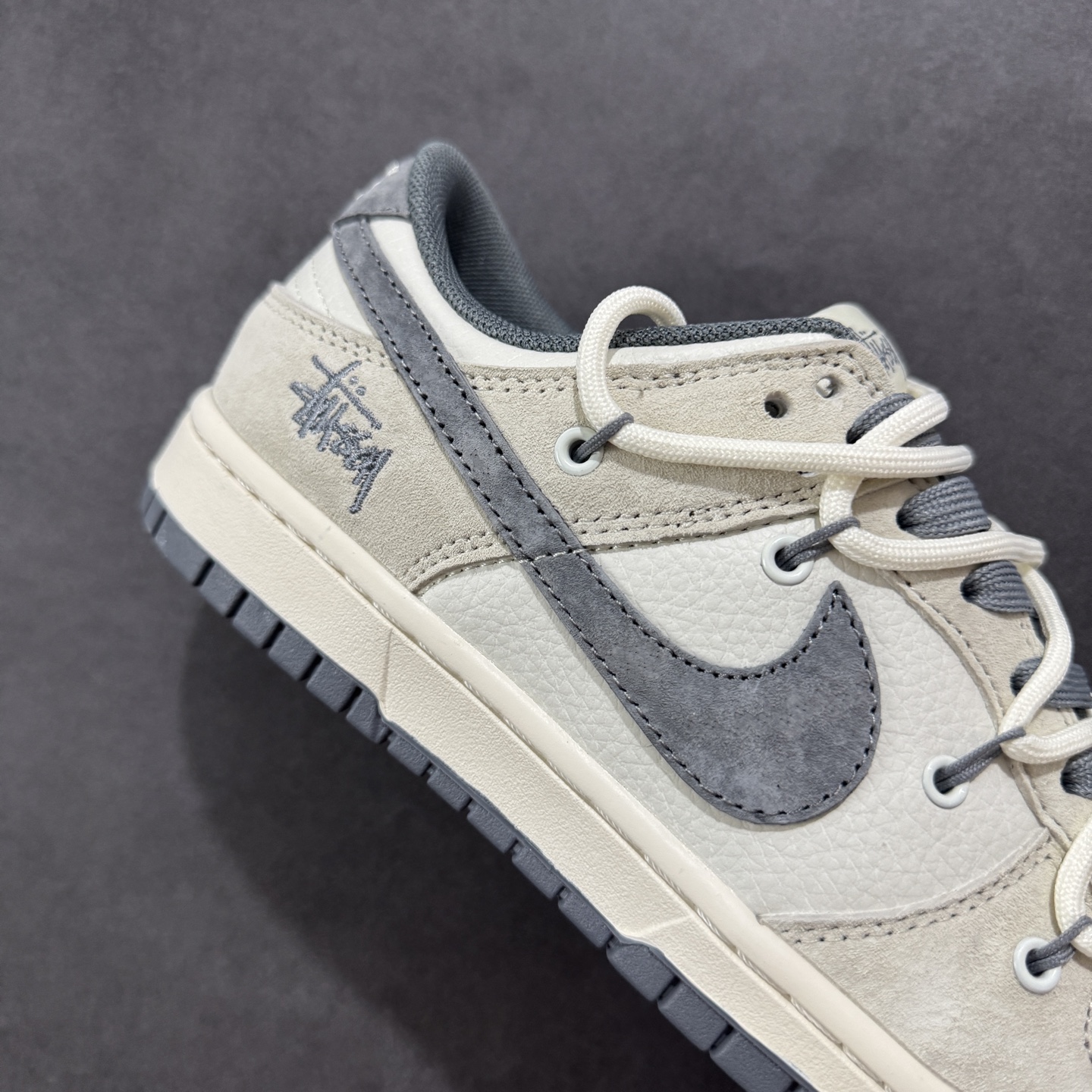 300 定制版Nike SB Dunk Low 斯图西系列 绑带猪八灰勾 周年高端定制 低帮休闲板鞋 DM6868-093