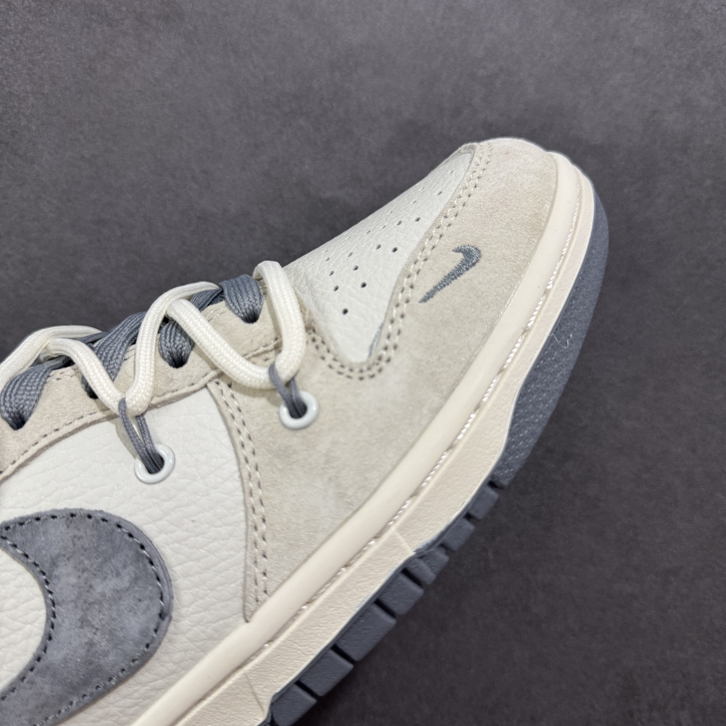 300 定制版Nike SB Dunk Low 斯图西系列 绑带猪八灰勾 周年高端定制 低帮休闲板鞋 DM6868-093