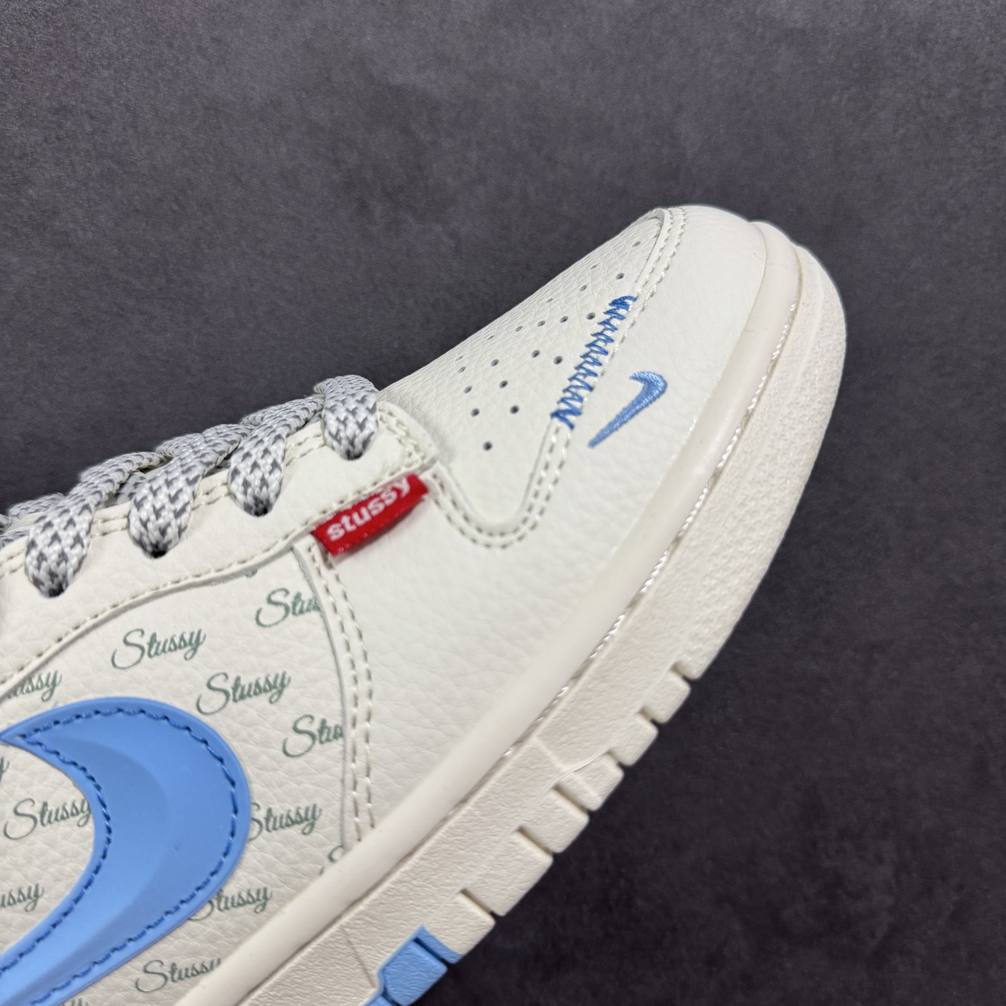 280 定制版Nike SB Dunk Low 斯图西联名 立体天蓝勾 周年高端定制 低帮休闲板鞋 XS6089-539