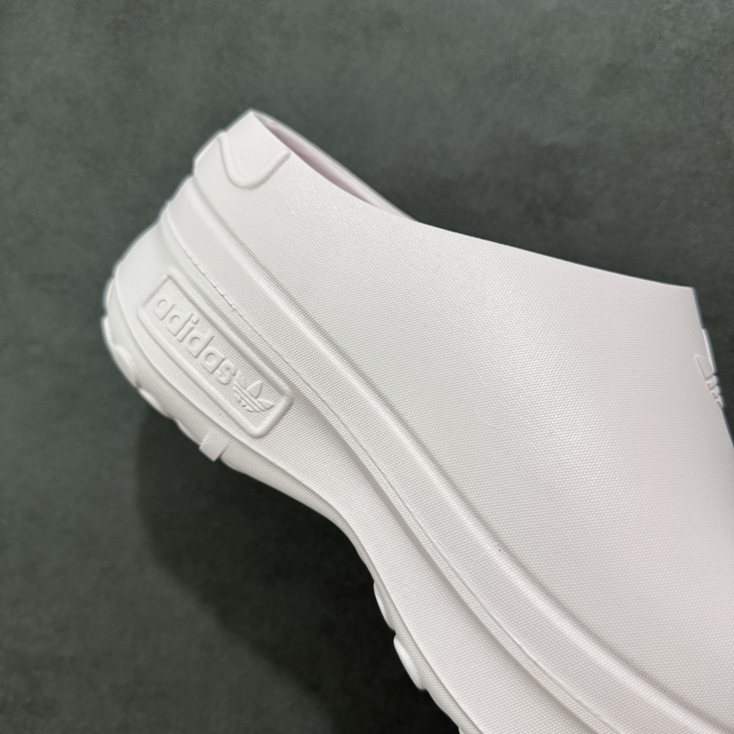 图片[6]-【cs版本】AD Adifom Stan Smith Platform Mule史密斯原型改良系列穆勒风松糕厚底休闲包头露跟凉鞋式拖鞋 厨师鞋丑萌爆红！厚底大头造型超可爱！ #男女鞋升级原楦原数据工程力学开发版型 #超轻耐磨一体式MD泡沫鞋身 #内嵌厚实内嵌欧索莱环保鞋垫 #半包覆鞋面组合弹力厚底 尺码：36 37 38 39 40 41 42 43 44 45-选品中心