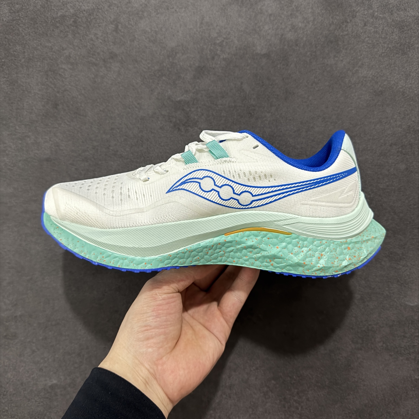 图片[2]-【公司级】原装级别 Saucony 索康尼ENDORPHIN Pro 啡速4 男女马拉松运动跑鞋 性能相比前几代再升级：鞋面采用全新升级的工学网设计 贴合脚部更透气 中底部分使用最新的PWRRUN+材质 搭配PWRRUN+鞋垫使中底的大幅加厚 10mm坡差进一步提供缓震、回弹性能 内底则采用了FORMFIT动态适应系统 动态契合脚型 提升包裹性和舒适性 提供更卓越的动态回馈体验 XT-900橡胶大底 可提供良好的抓地力和较强抗磨性能 尺码：36 36.5 37.5 38 38.5 39 40 40.5 41 42 42.5 43 44 44.5 45-选品中心