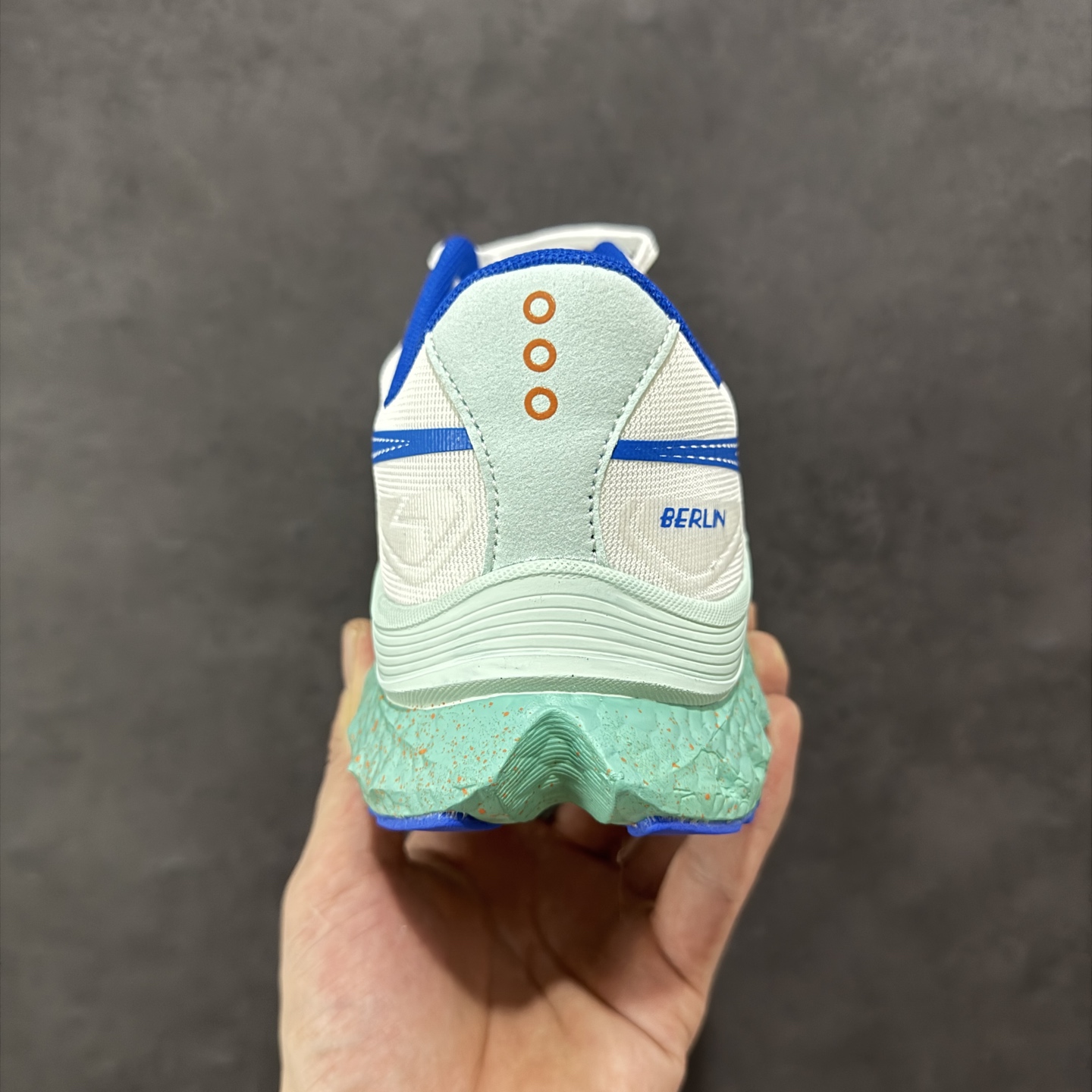 图片[4]-【公司级】原装级别 Saucony 索康尼ENDORPHIN Pro 啡速4 男女马拉松运动跑鞋 性能相比前几代再升级：鞋面采用全新升级的工学网设计 贴合脚部更透气 中底部分使用最新的PWRRUN+材质 搭配PWRRUN+鞋垫使中底的大幅加厚 10mm坡差进一步提供缓震、回弹性能 内底则采用了FORMFIT动态适应系统 动态契合脚型 提升包裹性和舒适性 提供更卓越的动态回馈体验 XT-900橡胶大底 可提供良好的抓地力和较强抗磨性能 尺码：36 36.5 37.5 38 38.5 39 40 40.5 41 42 42.5 43 44 44.5 45-选品中心