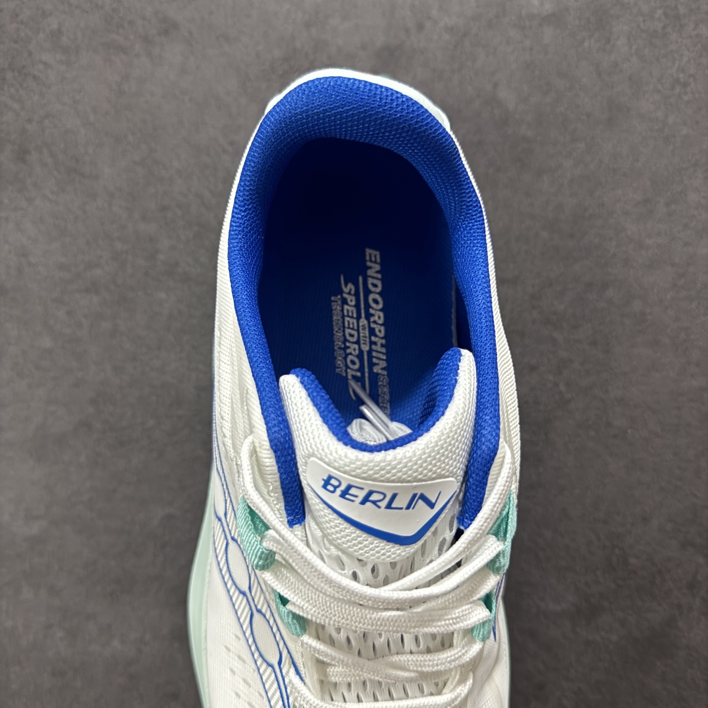 图片[7]-【公司级】原装级别 Saucony 索康尼ENDORPHIN Pro 啡速4 男女马拉松运动跑鞋 性能相比前几代再升级：鞋面采用全新升级的工学网设计 贴合脚部更透气 中底部分使用最新的PWRRUN+材质 搭配PWRRUN+鞋垫使中底的大幅加厚 10mm坡差进一步提供缓震、回弹性能 内底则采用了FORMFIT动态适应系统 动态契合脚型 提升包裹性和舒适性 提供更卓越的动态回馈体验 XT-900橡胶大底 可提供良好的抓地力和较强抗磨性能 尺码：36 36.5 37.5 38 38.5 39 40 40.5 41 42 42.5 43 44 44.5 45-选品中心