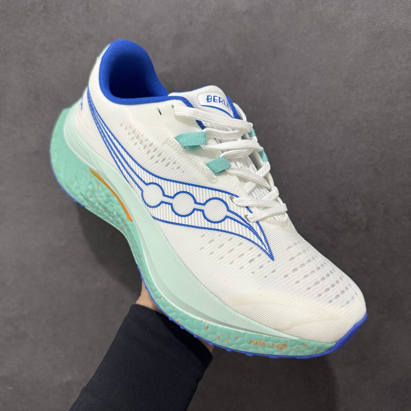 图片[3]-【公司级】原装级别 Saucony 索康尼ENDORPHIN Pro 啡速4 男女马拉松运动跑鞋 性能相比前几代再升级：鞋面采用全新升级的工学网设计 贴合脚部更透气 中底部分使用最新的PWRRUN+材质 搭配PWRRUN+鞋垫使中底的大幅加厚 10mm坡差进一步提供缓震、回弹性能 内底则采用了FORMFIT动态适应系统 动态契合脚型 提升包裹性和舒适性 提供更卓越的动态回馈体验 XT-900橡胶大底 可提供良好的抓地力和较强抗磨性能 尺码：36 36.5 37.5 38 38.5 39 40 40.5 41 42 42.5 43 44 44.5 45-选品中心