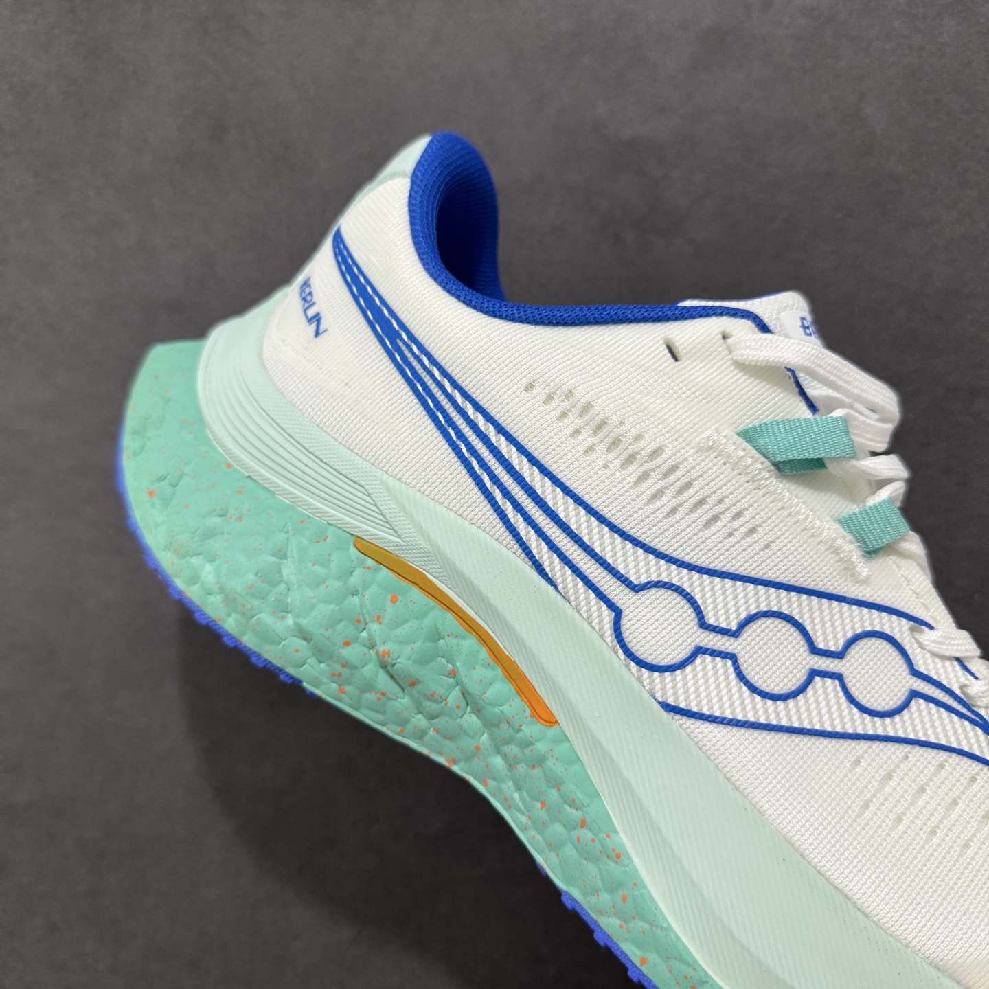 图片[6]-【公司级】原装级别 Saucony 索康尼ENDORPHIN Pro 啡速4 男女马拉松运动跑鞋 性能相比前几代再升级：鞋面采用全新升级的工学网设计 贴合脚部更透气 中底部分使用最新的PWRRUN+材质 搭配PWRRUN+鞋垫使中底的大幅加厚 10mm坡差进一步提供缓震、回弹性能 内底则采用了FORMFIT动态适应系统 动态契合脚型 提升包裹性和舒适性 提供更卓越的动态回馈体验 XT-900橡胶大底 可提供良好的抓地力和较强抗磨性能 尺码：36 36.5 37.5 38 38.5 39 40 40.5 41 42 42.5 43 44 44.5 45-选品中心