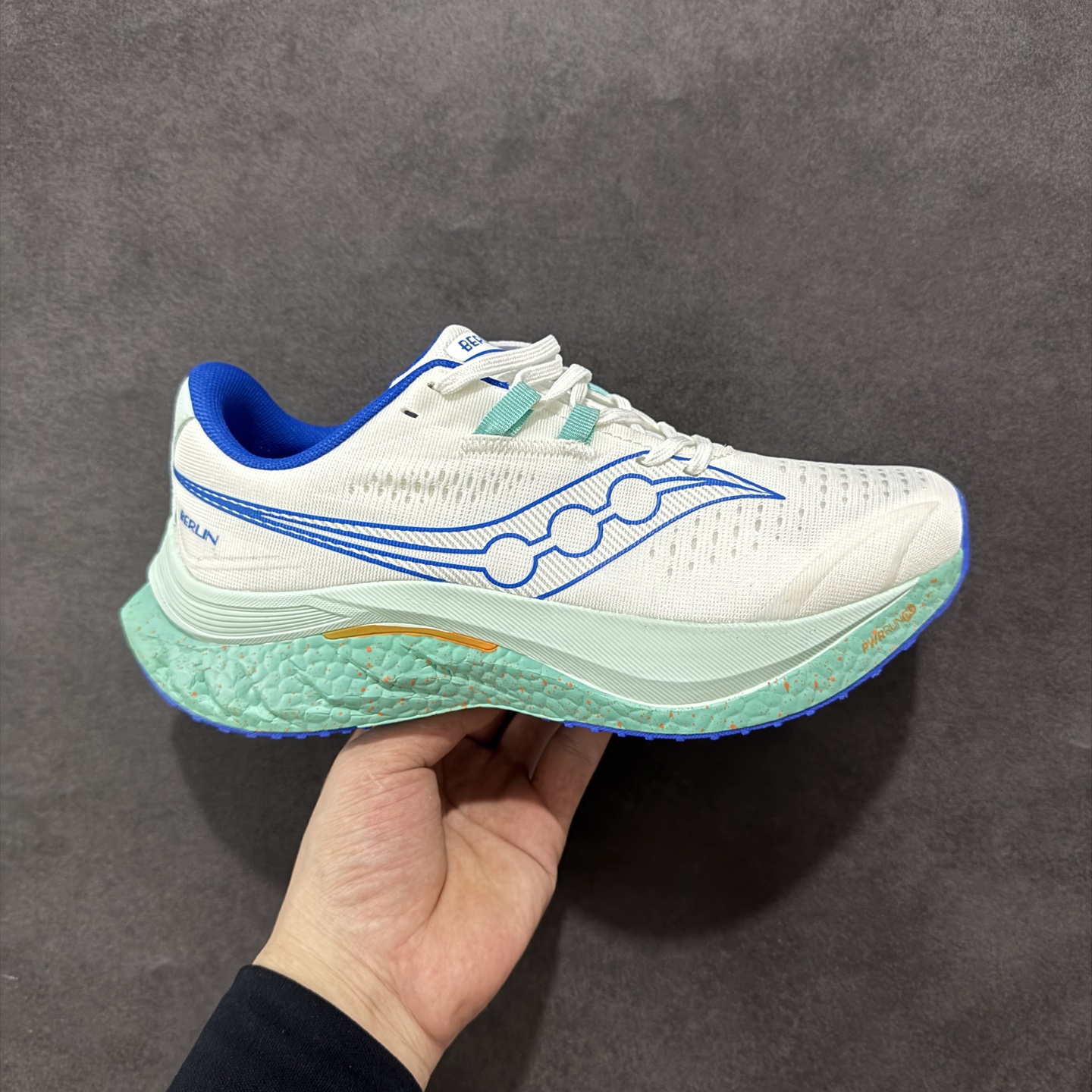 【公司级】原装级别 Saucony 索康尼ENDORPHIN Pro 啡速4 男女马拉松运动跑鞋 性能相比前几代再升级：鞋面采用全新升级的工学网设计 贴合脚部更透气 中底部分使用最新的PWRRUN+材质 搭配PWRRUN+鞋垫使中底的大幅加厚 10mm坡差进一步提供缓震、回弹性能 内底则采用了FORMFIT动态适应系统 动态契合脚型 提升包裹性和舒适性 提供更卓越的动态回馈体验 XT-900橡胶大底 可提供良好的抓地力和较强抗磨性能 尺码：36 36.5 37.5 38 38.5 39 40 40.5 41 42 42.5 43 44 44.5 45-选品中心