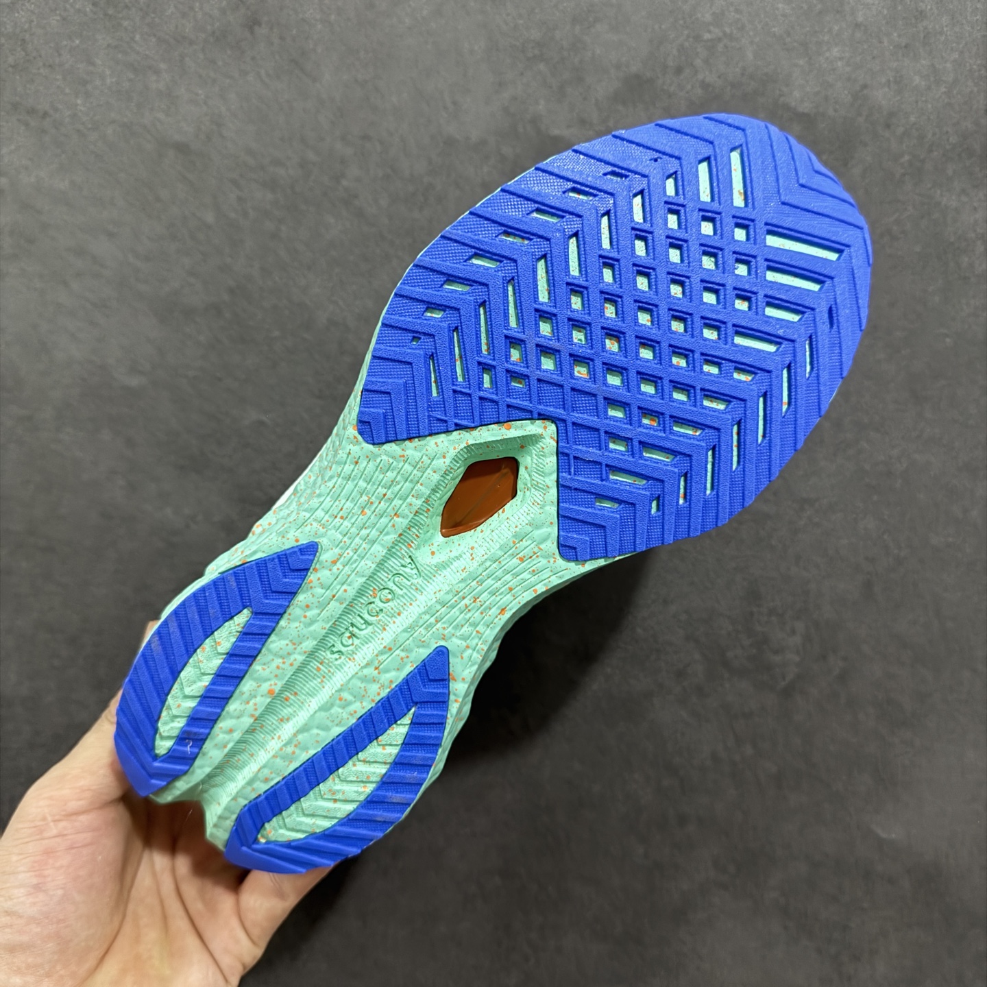 图片[9]-【公司级】原装级别 Saucony 索康尼ENDORPHIN Pro 啡速4 男女马拉松运动跑鞋 性能相比前几代再升级：鞋面采用全新升级的工学网设计 贴合脚部更透气 中底部分使用最新的PWRRUN+材质 搭配PWRRUN+鞋垫使中底的大幅加厚 10mm坡差进一步提供缓震、回弹性能 内底则采用了FORMFIT动态适应系统 动态契合脚型 提升包裹性和舒适性 提供更卓越的动态回馈体验 XT-900橡胶大底 可提供良好的抓地力和较强抗磨性能 尺码：36 36.5 37.5 38 38.5 39 40 40.5 41 42 42.5 43 44 44.5 45-选品中心