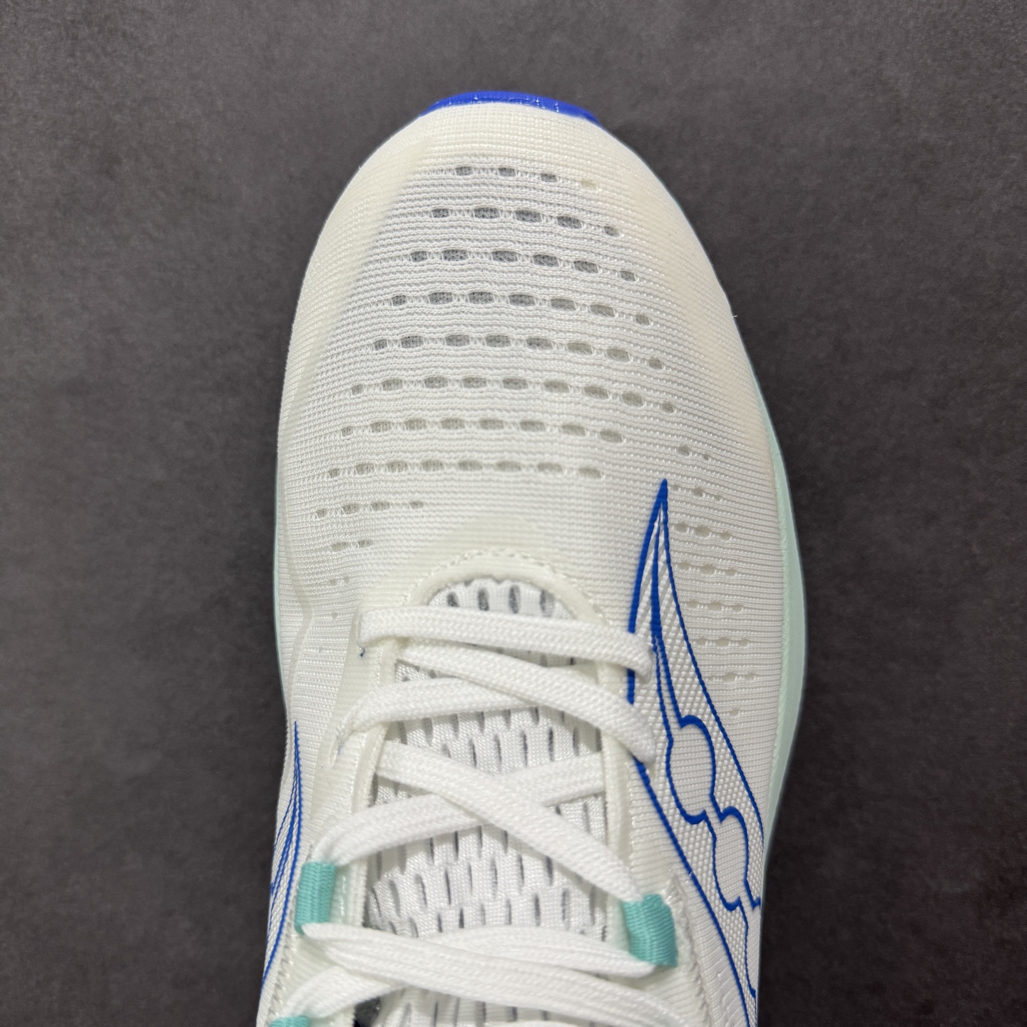 图片[8]-【公司级】原装级别 Saucony 索康尼ENDORPHIN Pro 啡速4 男女马拉松运动跑鞋 性能相比前几代再升级：鞋面采用全新升级的工学网设计 贴合脚部更透气 中底部分使用最新的PWRRUN+材质 搭配PWRRUN+鞋垫使中底的大幅加厚 10mm坡差进一步提供缓震、回弹性能 内底则采用了FORMFIT动态适应系统 动态契合脚型 提升包裹性和舒适性 提供更卓越的动态回馈体验 XT-900橡胶大底 可提供良好的抓地力和较强抗磨性能 尺码：36 36.5 37.5 38 38.5 39 40 40.5 41 42 42.5 43 44 44.5 45-选品中心