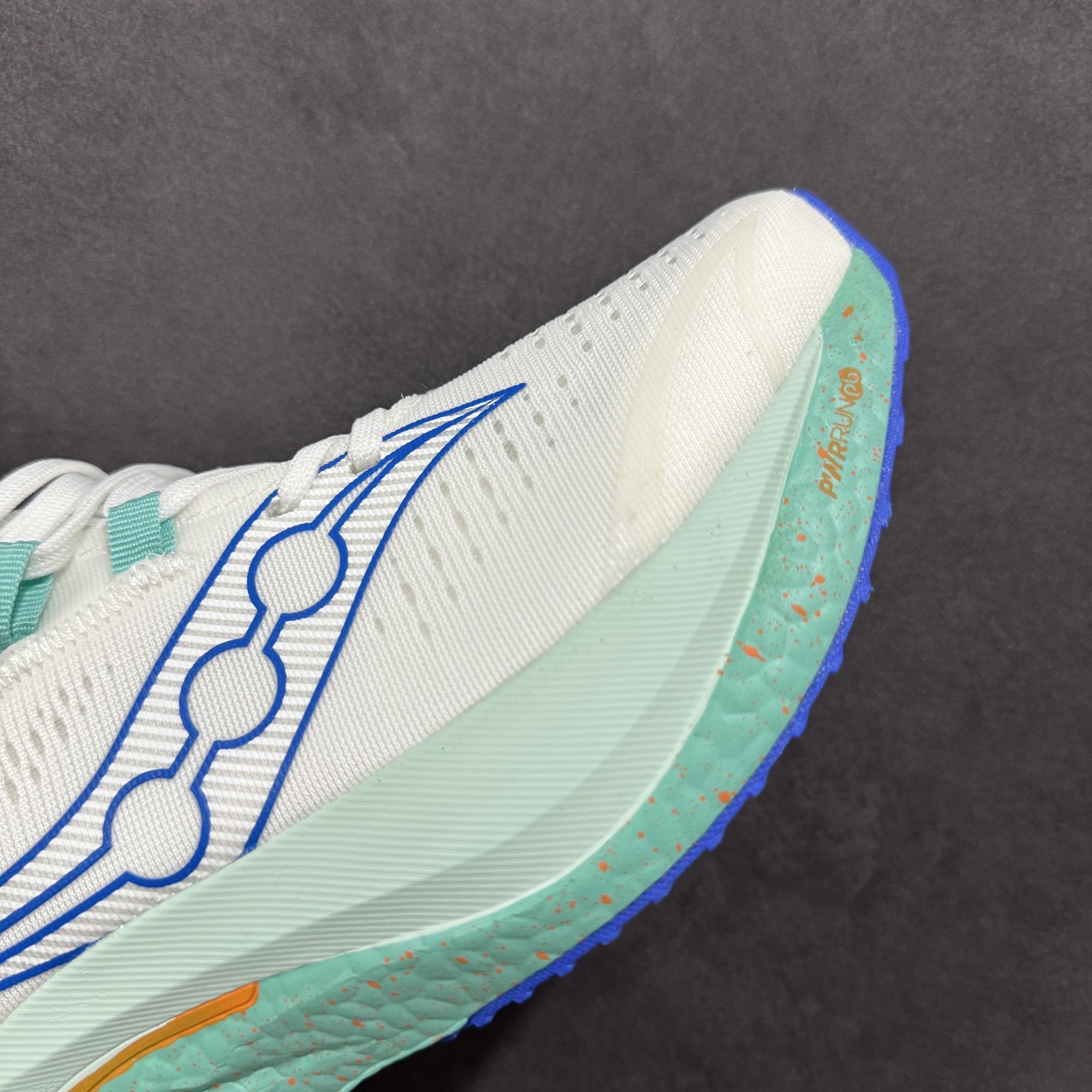 图片[5]-【公司级】原装级别 Saucony 索康尼ENDORPHIN Pro 啡速4 男女马拉松运动跑鞋 性能相比前几代再升级：鞋面采用全新升级的工学网设计 贴合脚部更透气 中底部分使用最新的PWRRUN+材质 搭配PWRRUN+鞋垫使中底的大幅加厚 10mm坡差进一步提供缓震、回弹性能 内底则采用了FORMFIT动态适应系统 动态契合脚型 提升包裹性和舒适性 提供更卓越的动态回馈体验 XT-900橡胶大底 可提供良好的抓地力和较强抗磨性能 尺码：36 36.5 37.5 38 38.5 39 40 40.5 41 42 42.5 43 44 44.5 45-选品中心