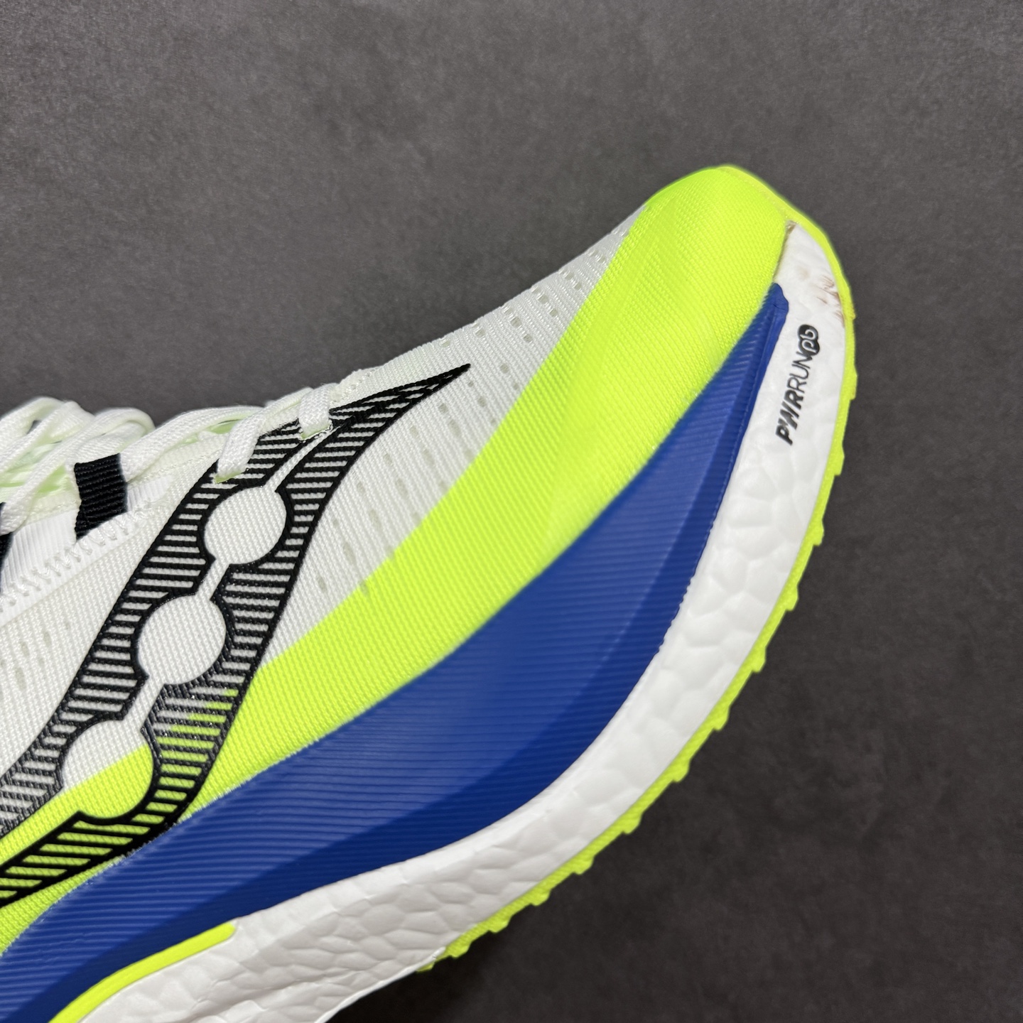 图片[5]-【公司级】原装级别 Saucony 索康尼ENDORPHIN Pro 啡速4 男女马拉松运动跑鞋 性能相比前几代再升级：鞋面采用全新升级的工学网设计 贴合脚部更透气 中底部分使用最新的PWRRUN+材质 搭配PWRRUN+鞋垫使中底的大幅加厚 10mm坡差进一步提供缓震、回弹性能 内底则采用了FORMFIT动态适应系统 动态契合脚型 提升包裹性和舒适性 提供更卓越的动态回馈体验 XT-900橡胶大底 可提供良好的抓地力和较强抗磨性能 尺码：36 36.5 37.5 38 38.5 39 40 40.5 41 42 42.5 43 44 44.5 45-选品中心