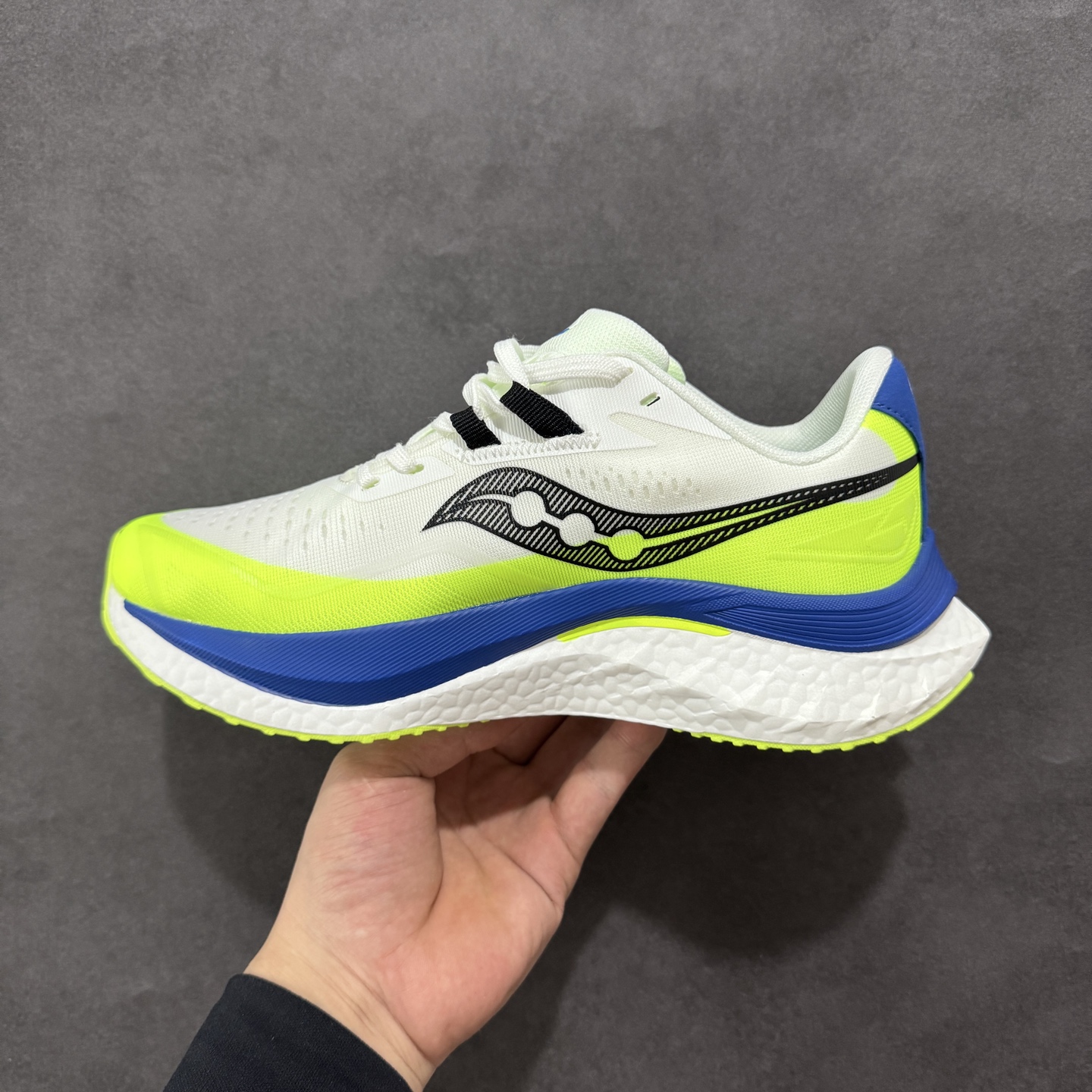 图片[2]-【公司级】原装级别 Saucony 索康尼ENDORPHIN Pro 啡速4 男女马拉松运动跑鞋 性能相比前几代再升级：鞋面采用全新升级的工学网设计 贴合脚部更透气 中底部分使用最新的PWRRUN+材质 搭配PWRRUN+鞋垫使中底的大幅加厚 10mm坡差进一步提供缓震、回弹性能 内底则采用了FORMFIT动态适应系统 动态契合脚型 提升包裹性和舒适性 提供更卓越的动态回馈体验 XT-900橡胶大底 可提供良好的抓地力和较强抗磨性能 尺码：36 36.5 37.5 38 38.5 39 40 40.5 41 42 42.5 43 44 44.5 45-选品中心