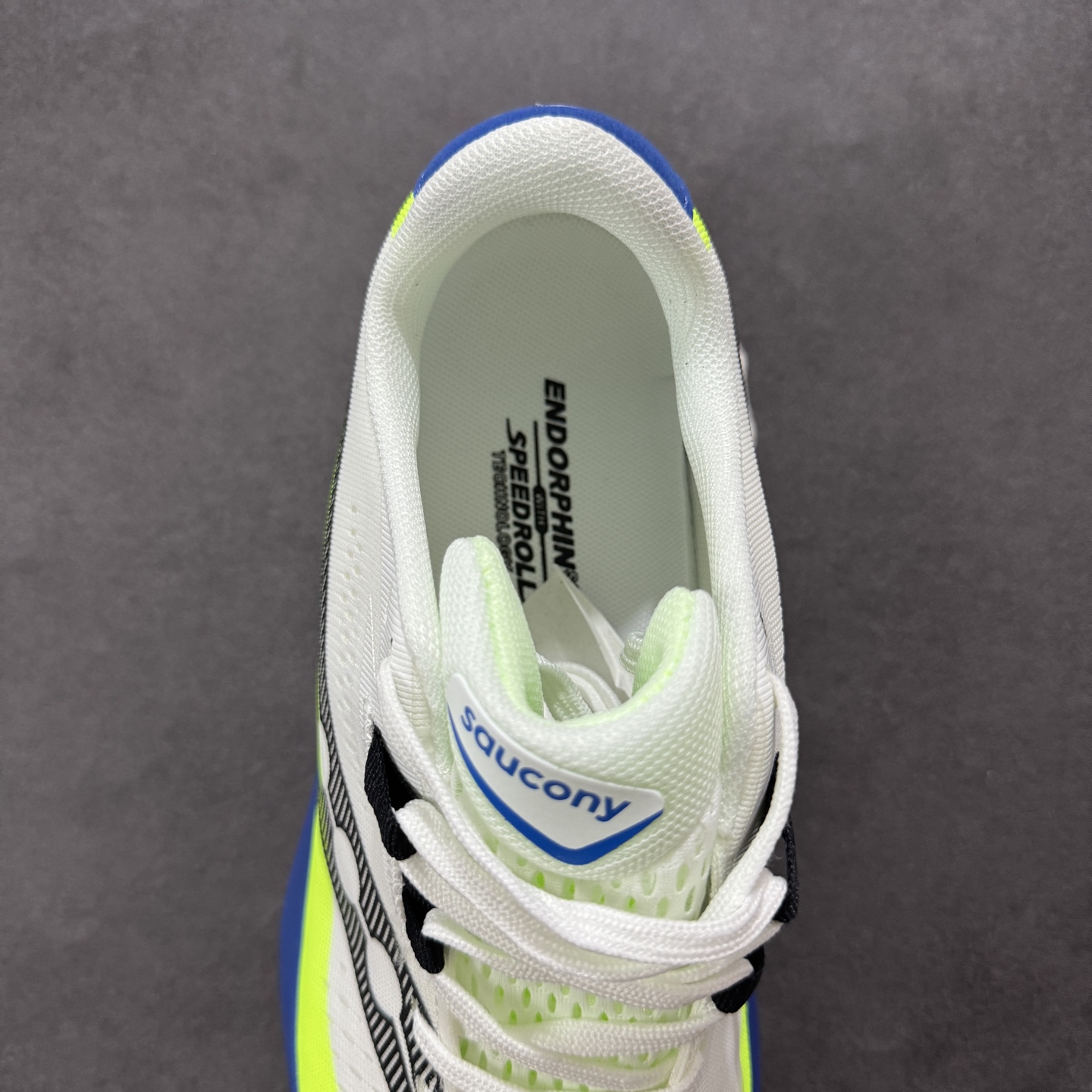 图片[7]-【公司级】原装级别 Saucony 索康尼ENDORPHIN Pro 啡速4 男女马拉松运动跑鞋 性能相比前几代再升级：鞋面采用全新升级的工学网设计 贴合脚部更透气 中底部分使用最新的PWRRUN+材质 搭配PWRRUN+鞋垫使中底的大幅加厚 10mm坡差进一步提供缓震、回弹性能 内底则采用了FORMFIT动态适应系统 动态契合脚型 提升包裹性和舒适性 提供更卓越的动态回馈体验 XT-900橡胶大底 可提供良好的抓地力和较强抗磨性能 尺码：36 36.5 37.5 38 38.5 39 40 40.5 41 42 42.5 43 44 44.5 45-选品中心