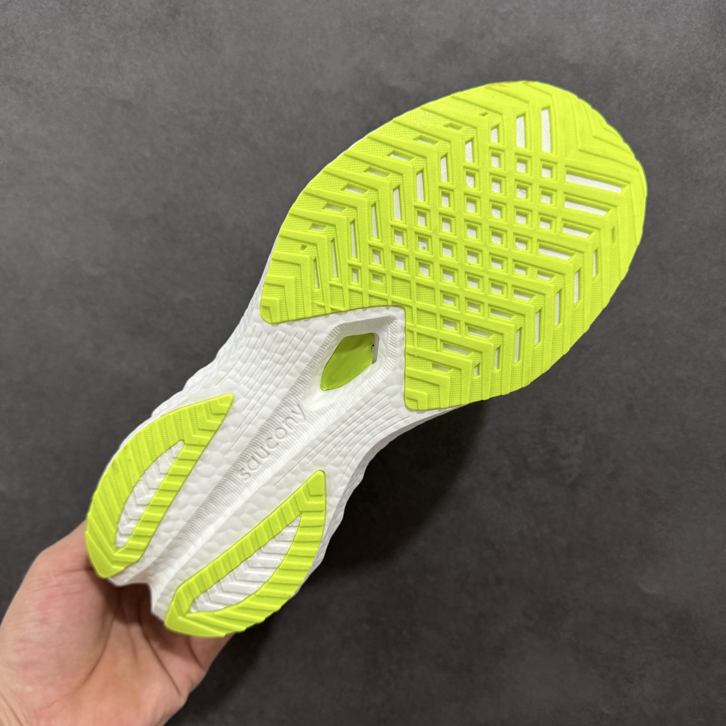 图片[9]-【公司级】原装级别 Saucony 索康尼ENDORPHIN Pro 啡速4 男女马拉松运动跑鞋 性能相比前几代再升级：鞋面采用全新升级的工学网设计 贴合脚部更透气 中底部分使用最新的PWRRUN+材质 搭配PWRRUN+鞋垫使中底的大幅加厚 10mm坡差进一步提供缓震、回弹性能 内底则采用了FORMFIT动态适应系统 动态契合脚型 提升包裹性和舒适性 提供更卓越的动态回馈体验 XT-900橡胶大底 可提供良好的抓地力和较强抗磨性能 尺码：36 36.5 37.5 38 38.5 39 40 40.5 41 42 42.5 43 44 44.5 45-选品中心