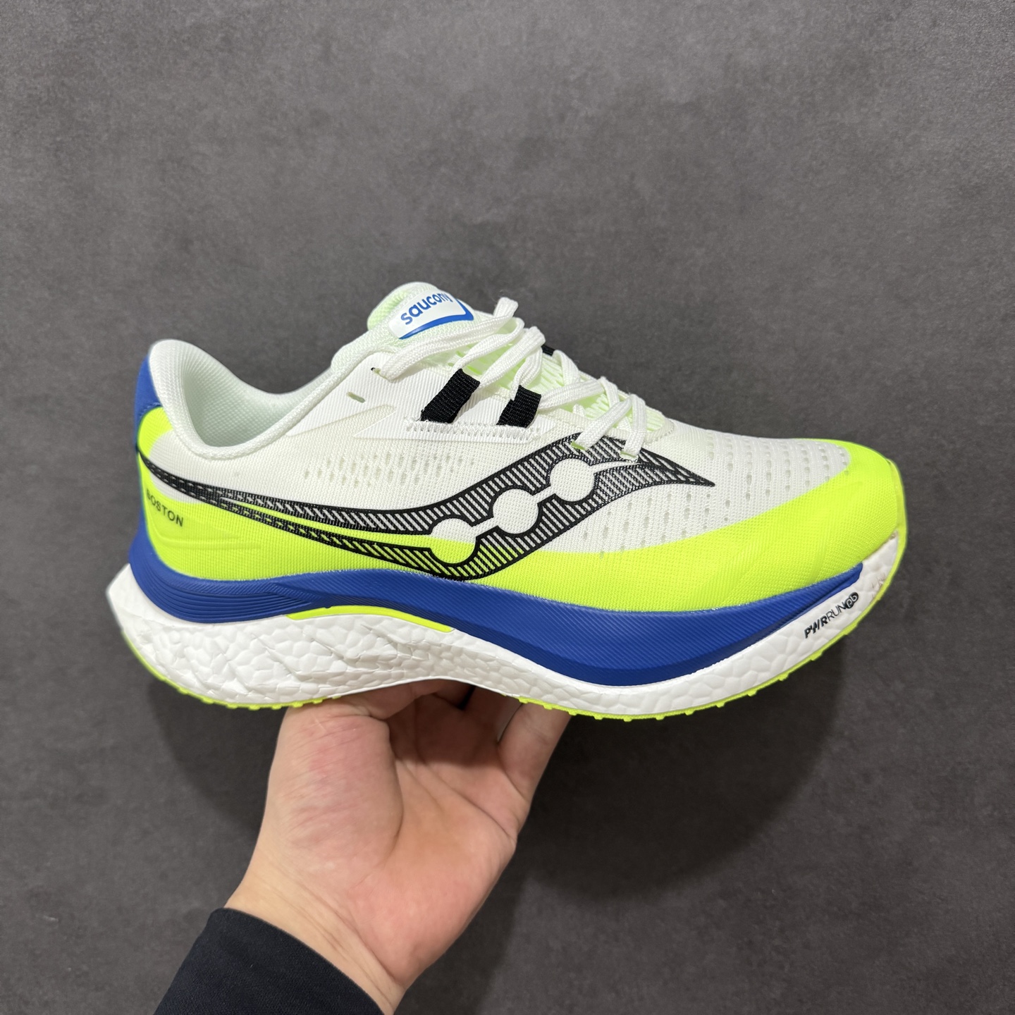 【公司级】原装级别 Saucony 索康尼ENDORPHIN Pro 啡速4 男女马拉松运动跑鞋 性能相比前几代再升级:鞋面采用全新升级的工学网设计 贴合脚部更透气 中底部分使用最新的PWRRUN+材质 搭配PWRRUN+鞋垫使中底的大幅加厚 10mm坡差进一步提供缓震、回弹性能 内底则采用了FORMFIT动态适应系统 动态契合脚型 提升包裹性和舒适性 提供更卓越的动态回馈体验 XT-900橡胶大底 可提供良好的抓地力和较强抗磨性能 尺码:36 36.5 37.5 38 38.5 39 40 40.5 41 42 42.5 43 44 44.5 45-选品中心