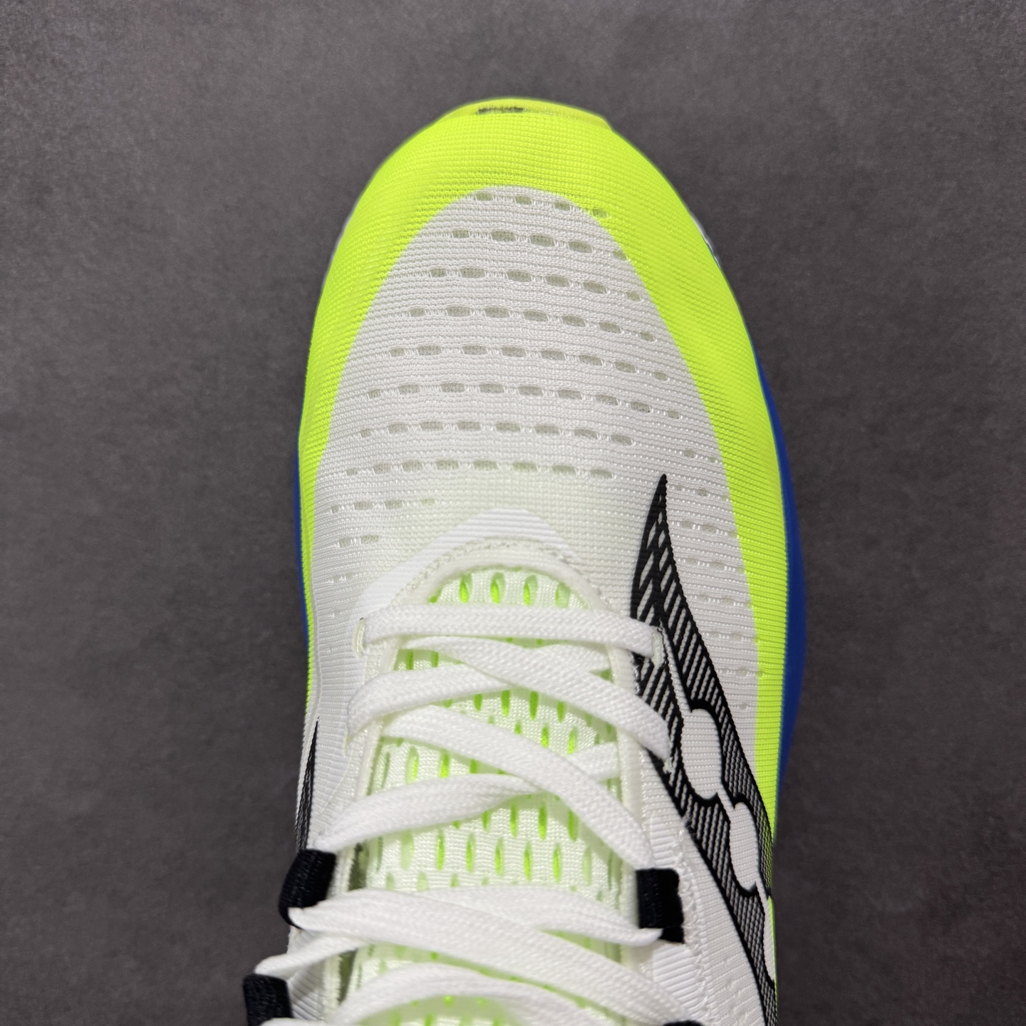 图片[8]-【公司级】原装级别 Saucony 索康尼ENDORPHIN Pro 啡速4 男女马拉松运动跑鞋 性能相比前几代再升级：鞋面采用全新升级的工学网设计 贴合脚部更透气 中底部分使用最新的PWRRUN+材质 搭配PWRRUN+鞋垫使中底的大幅加厚 10mm坡差进一步提供缓震、回弹性能 内底则采用了FORMFIT动态适应系统 动态契合脚型 提升包裹性和舒适性 提供更卓越的动态回馈体验 XT-900橡胶大底 可提供良好的抓地力和较强抗磨性能 尺码：36 36.5 37.5 38 38.5 39 40 40.5 41 42 42.5 43 44 44.5 45-选品中心