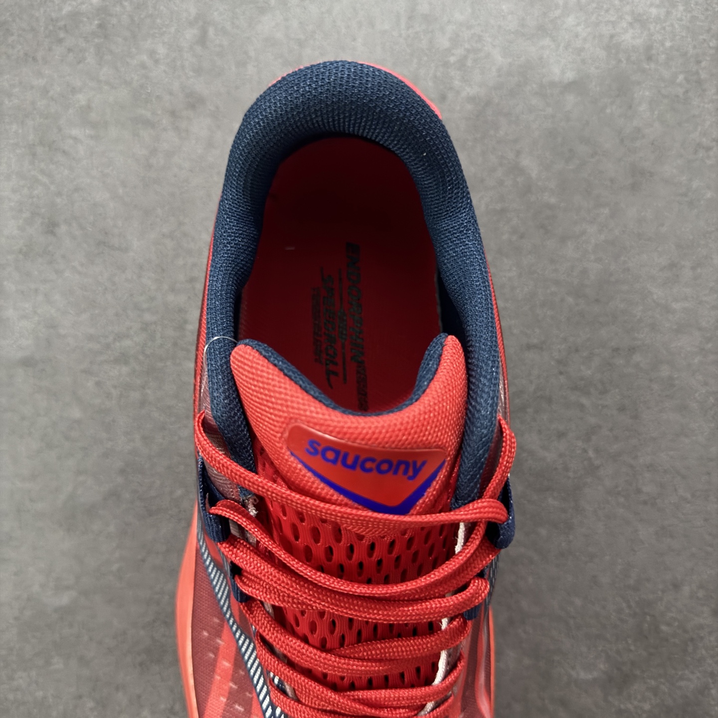 图片[7]-【公司级】原装级别 Saucony 索康尼ENDORPHIN Pro 啡速4 男女马拉松运动跑鞋 性能相比前几代再升级：鞋面采用全新升级的工学网设计 贴合脚部更透气 中底部分使用最新的PWRRUN+材质 搭配PWRRUN+鞋垫使中底的大幅加厚 10mm坡差进一步提供缓震、回弹性能 内底则采用了FORMFIT动态适应系统 动态契合脚型 提升包裹性和舒适性 提供更卓越的动态回馈体验 XT-900橡胶大底 可提供良好的抓地力和较强抗磨性能 尺码：36 36.5 37.5 38 38.5 39 40 40.5 41 42 42.5 43 44 44.5 45-选品中心