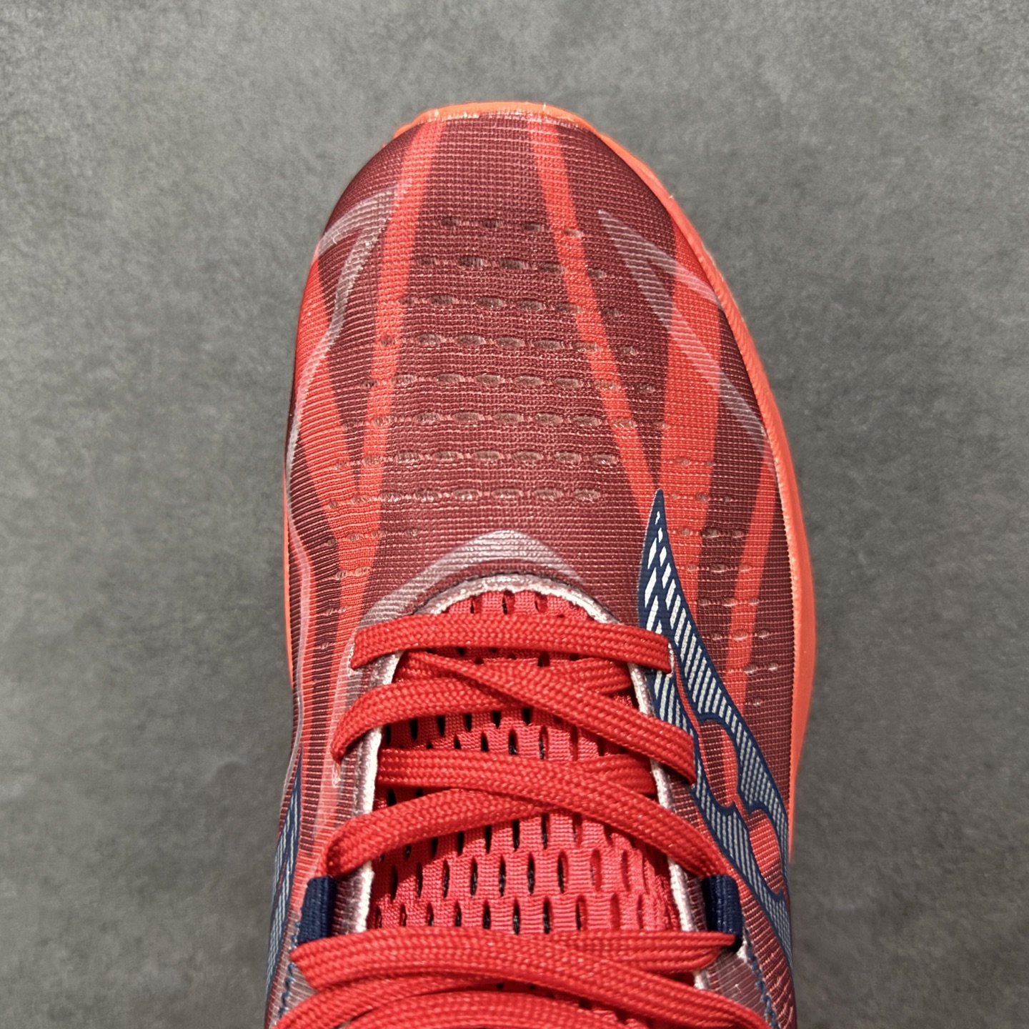 图片[8]-【公司级】原装级别 Saucony 索康尼ENDORPHIN Pro 啡速4 男女马拉松运动跑鞋 性能相比前几代再升级：鞋面采用全新升级的工学网设计 贴合脚部更透气 中底部分使用最新的PWRRUN+材质 搭配PWRRUN+鞋垫使中底的大幅加厚 10mm坡差进一步提供缓震、回弹性能 内底则采用了FORMFIT动态适应系统 动态契合脚型 提升包裹性和舒适性 提供更卓越的动态回馈体验 XT-900橡胶大底 可提供良好的抓地力和较强抗磨性能 尺码：36 36.5 37.5 38 38.5 39 40 40.5 41 42 42.5 43 44 44.5 45-选品中心