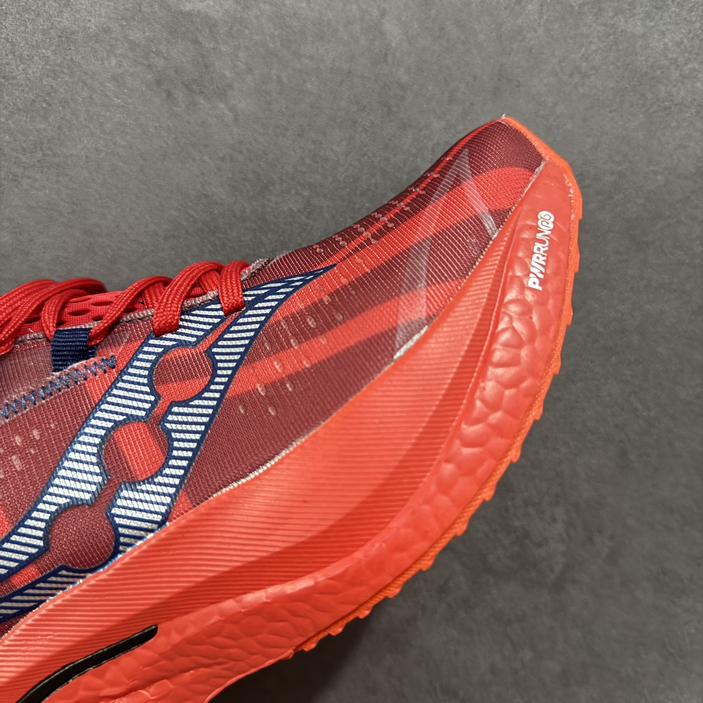 图片[5]-【公司级】原装级别 Saucony 索康尼ENDORPHIN Pro 啡速4 男女马拉松运动跑鞋 性能相比前几代再升级：鞋面采用全新升级的工学网设计 贴合脚部更透气 中底部分使用最新的PWRRUN+材质 搭配PWRRUN+鞋垫使中底的大幅加厚 10mm坡差进一步提供缓震、回弹性能 内底则采用了FORMFIT动态适应系统 动态契合脚型 提升包裹性和舒适性 提供更卓越的动态回馈体验 XT-900橡胶大底 可提供良好的抓地力和较强抗磨性能 尺码：36 36.5 37.5 38 38.5 39 40 40.5 41 42 42.5 43 44 44.5 45-选品中心