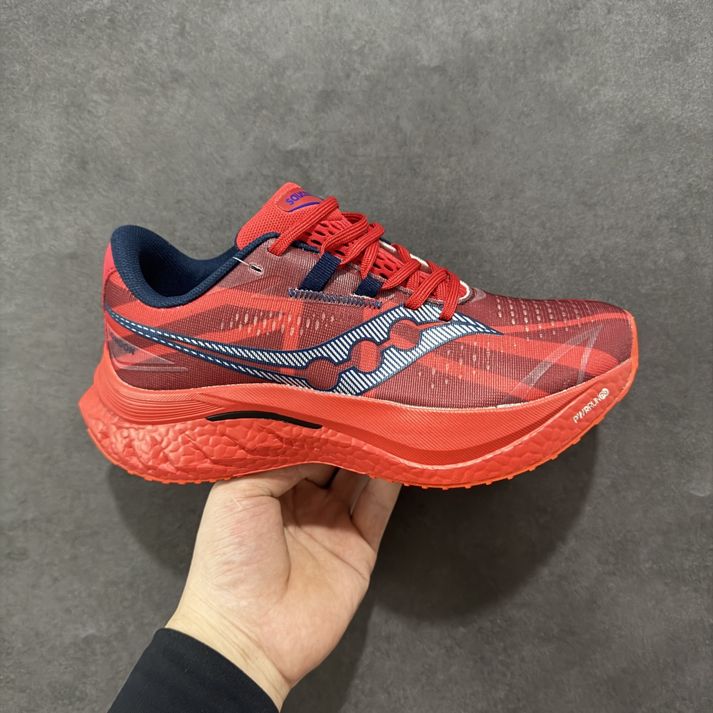 【公司级】原装级别 Saucony 索康尼ENDORPHIN Pro 啡速4 男女马拉松运动跑鞋 性能相比前几代再升级：鞋面采用全新升级的工学网设计 贴合脚部更透气 中底部分使用最新的PWRRUN+材质 搭配PWRRUN+鞋垫使中底的大幅加厚 10mm坡差进一步提供缓震、回弹性能 内底则采用了FORMFIT动态适应系统 动态契合脚型 提升包裹性和舒适性 提供更卓越的动态回馈体验 XT-900橡胶大底 可提供良好的抓地力和较强抗磨性能 尺码：36 36.5 37.5 38 38.5 39 40 40.5 41 42 42.5 43 44 44.5 45-选品中心