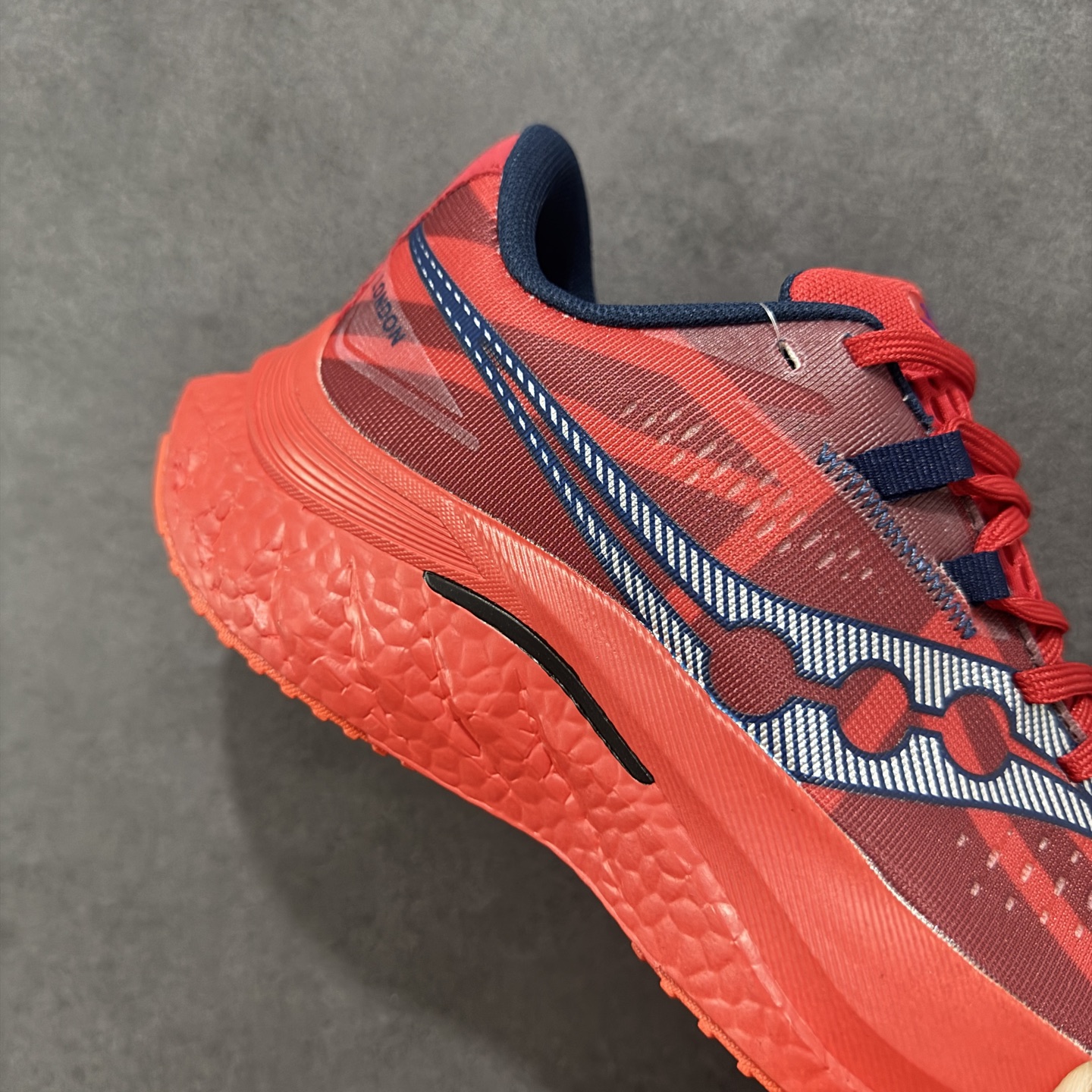 图片[6]-【公司级】原装级别 Saucony 索康尼ENDORPHIN Pro 啡速4 男女马拉松运动跑鞋 性能相比前几代再升级：鞋面采用全新升级的工学网设计 贴合脚部更透气 中底部分使用最新的PWRRUN+材质 搭配PWRRUN+鞋垫使中底的大幅加厚 10mm坡差进一步提供缓震、回弹性能 内底则采用了FORMFIT动态适应系统 动态契合脚型 提升包裹性和舒适性 提供更卓越的动态回馈体验 XT-900橡胶大底 可提供良好的抓地力和较强抗磨性能 尺码：36 36.5 37.5 38 38.5 39 40 40.5 41 42 42.5 43 44 44.5 45-选品中心