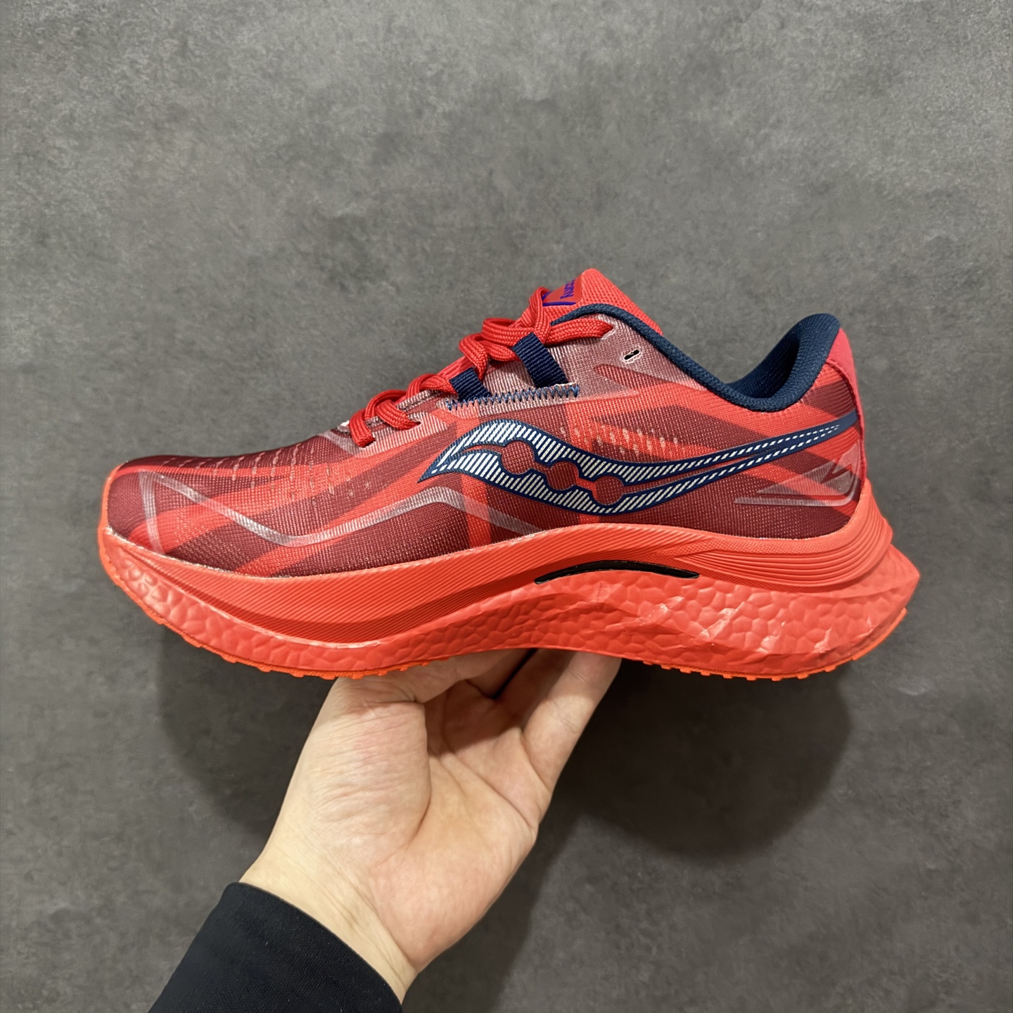 图片[2]-【公司级】原装级别 Saucony 索康尼ENDORPHIN Pro 啡速4 男女马拉松运动跑鞋 性能相比前几代再升级：鞋面采用全新升级的工学网设计 贴合脚部更透气 中底部分使用最新的PWRRUN+材质 搭配PWRRUN+鞋垫使中底的大幅加厚 10mm坡差进一步提供缓震、回弹性能 内底则采用了FORMFIT动态适应系统 动态契合脚型 提升包裹性和舒适性 提供更卓越的动态回馈体验 XT-900橡胶大底 可提供良好的抓地力和较强抗磨性能 尺码：36 36.5 37.5 38 38.5 39 40 40.5 41 42 42.5 43 44 44.5 45-选品中心